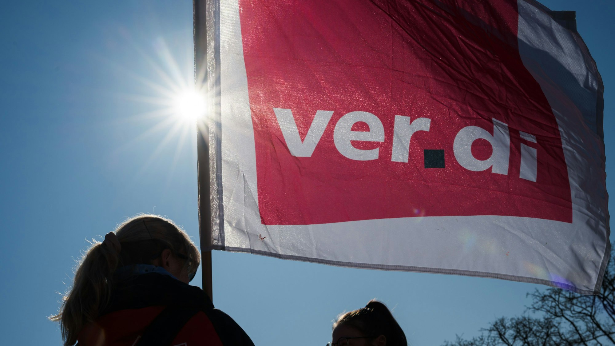 Das Foto zeigt eine Person mit einer Verdi-Flagge in der Hand.