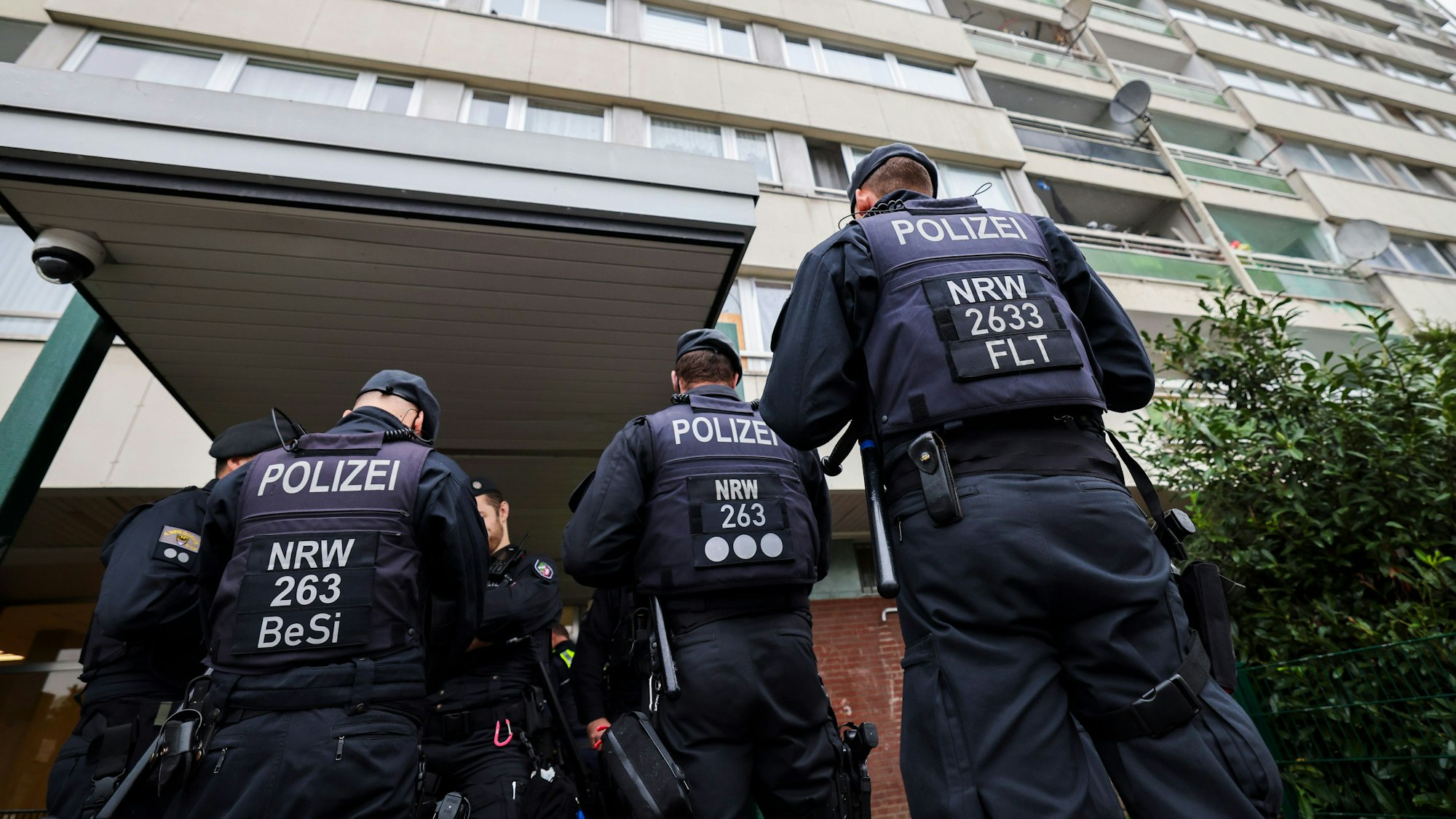 ARCHIV - 29.10.2024, Nordrhein-Westfalen, Duisburg: Bei einer Meldekontrolle durch verschiedene Behörden am Problem-Hochhaus «Weißer Riese» stehen Polizisten vor dem Hochhauskomplex.