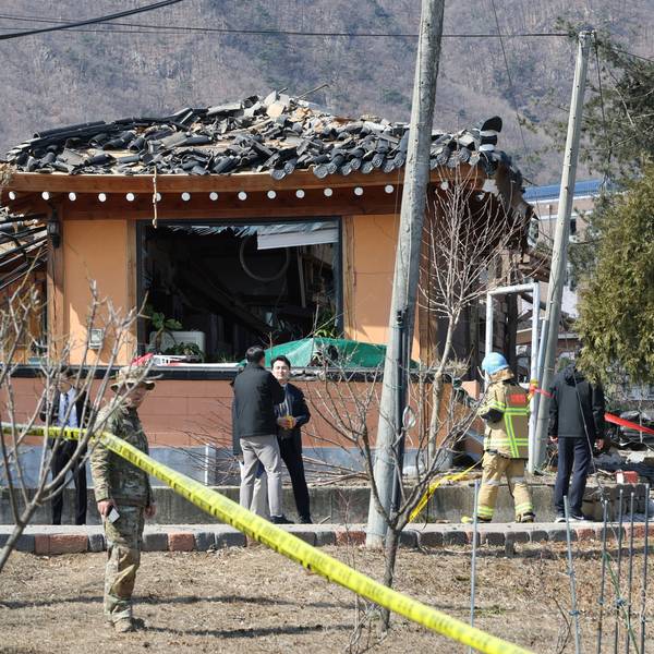 06.03.2025, Südkorea, Pocheon: Rettungskräfte arbeiten an dem Ort, wo ein südkoreanischer Kampfjet während eines Trainings versehentlich Bomben auf ein ziviles Gebiet abgeworfen hat. Foto: Uncredited/Yonhap/AP/dpa +++ dpa-Bildfunk +++