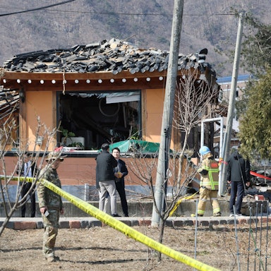 06.03.2025, Südkorea, Pocheon: Rettungskräfte arbeiten an dem Ort, wo ein südkoreanischer Kampfjet während eines Trainings versehentlich Bomben auf ein ziviles Gebiet abgeworfen hat. Foto: Uncredited/Yonhap/AP/dpa +++ dpa-Bildfunk +++