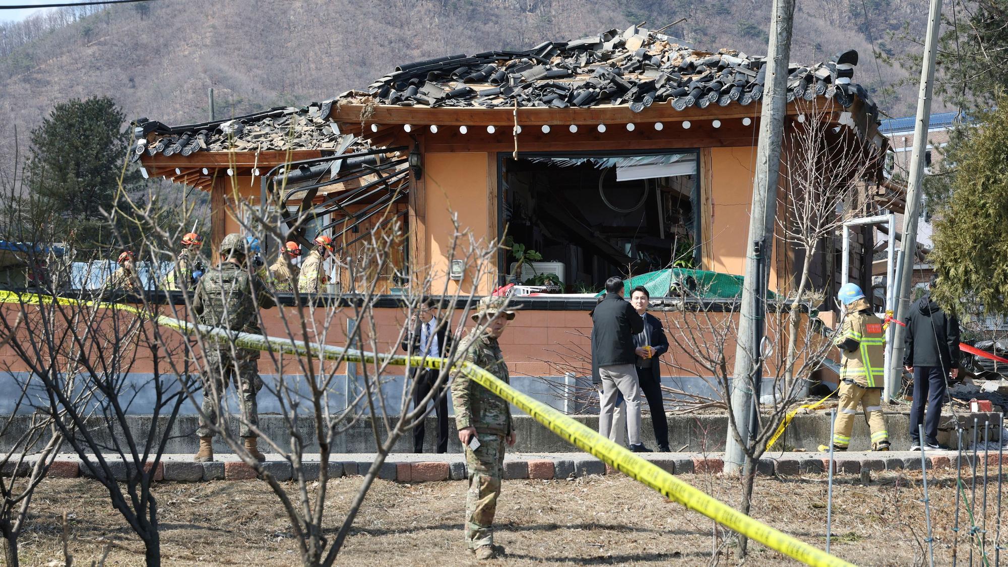 06.03.2025, Südkorea, Pocheon: Rettungskräfte arbeiten an dem Ort, wo ein südkoreanischer Kampfjet während eines Trainings versehentlich Bomben auf ein ziviles Gebiet abgeworfen hat. Foto: Uncredited/Yonhap/AP/dpa +++ dpa-Bildfunk +++
