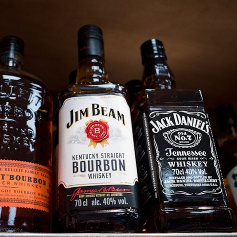 14.03.2018, Hamburg: Verschiedene Flaschen von Whiskey-Marken aus den USA stehen im Regal eines Supermarktes. 
EU-Kommissionspräsident Juncker hat angesichts der angekündigten US-Zölle mit Gegenmaßnahmen gedroht. Die Kommission prüft etwa Importabgaben auf US-Waren wie Whiskey, Motorräder und Erdnussbutter. Foto: Christian Charisius/dpa +++ dpa-Bildfunk +++