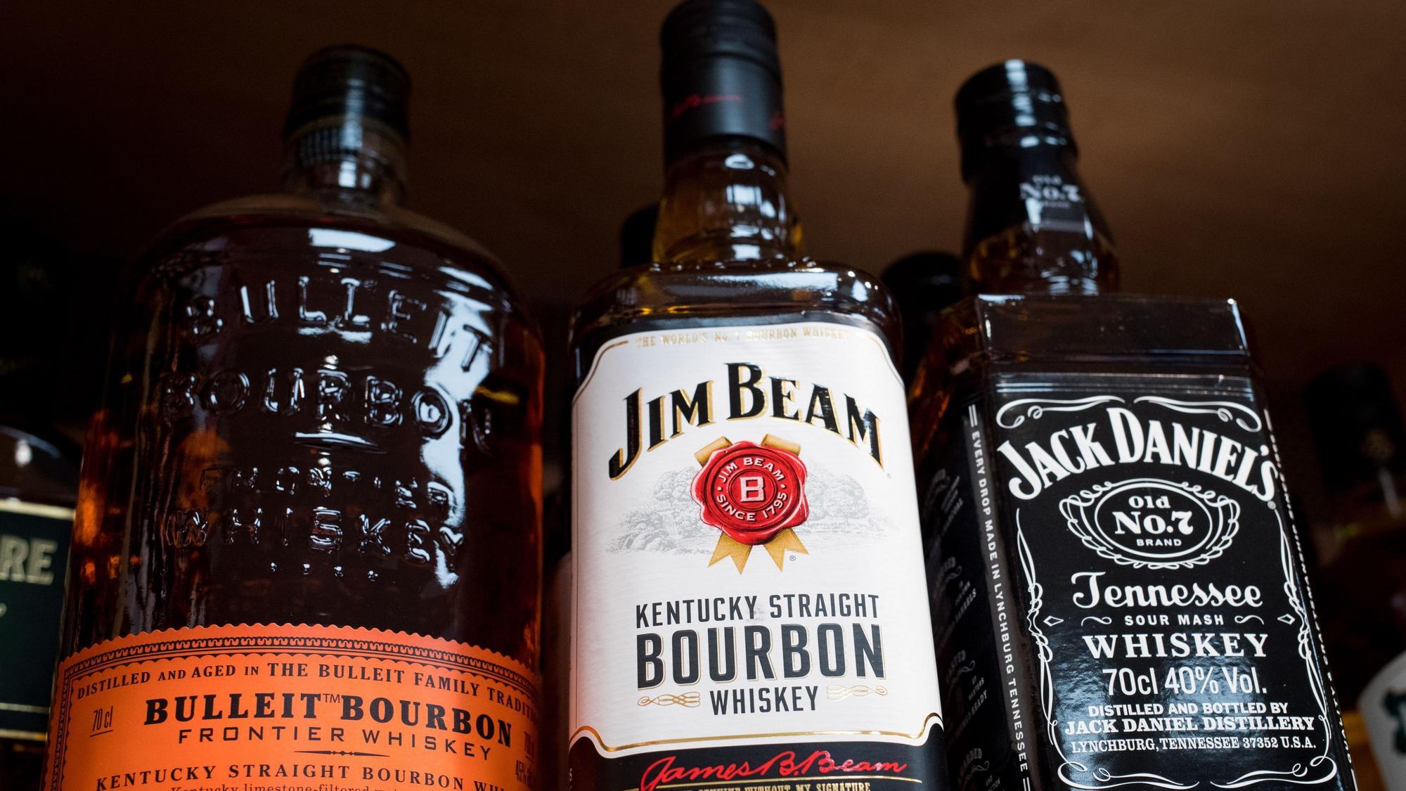14.03.2018, Hamburg: Verschiedene Flaschen von Whiskey-Marken aus den USA stehen im Regal eines Supermarktes.
EU-Kommissionspräsident Juncker hat angesichts der angekündigten US-Zölle mit Gegenmaßnahmen gedroht. Die Kommission prüft etwa Importabgaben auf US-Waren wie Whiskey, Motorräder und Erdnussbutter. Foto: Christian Charisius/dpa +++ dpa-Bildfunk +++