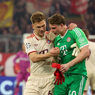 Joshua Kimmich 6 FC Bayern Muenchen wuenscht Jonas Urbig 40 FC Bayern Muenchen alles gute bei seiner Einwechslung, FC Bayern Muenchen vs. Bayer 04 Leverkusen, Fussball, Champions League, Achtelfinale, Hinspiel, 05.03.2025 Muenchen Bayern Deutschland *** Joshua Kimmich 6 FC Bayern Muenchen wishes Jonas Urbig 40 FC Bayern Muenchen all the best for his substitution, FC Bayern Muenchen vs Bayer 04 Leverkusen, Football, Champions League, Round of 16, First leg, 05 03 2025 Muenchen Bayern Germany Copyright: xkolbert-press/MartinxAgüerax