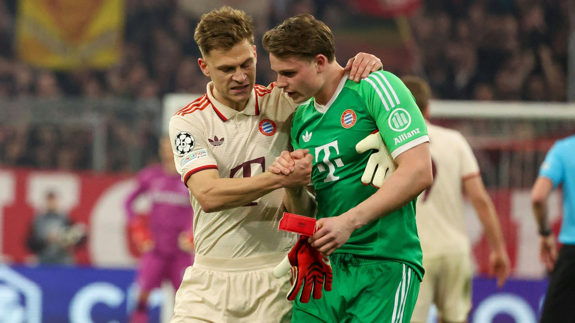 Joshua Kimmich 6 FC Bayern Muenchen wuenscht Jonas Urbig 40 FC Bayern Muenchen alles gute bei seiner Einwechslung, FC Bayern Muenchen vs. Bayer 04 Leverkusen, Fussball, Champions League, Achtelfinale, Hinspiel, 05.03.2025 Muenchen Bayern Deutschland *** Joshua Kimmich 6 FC Bayern Muenchen wishes Jonas Urbig 40 FC Bayern Muenchen all the best for his substitution, FC Bayern Muenchen vs Bayer 04 Leverkusen, Football, Champions League, Round of 16, First leg, 05 03 2025 Muenchen Bayern Germany Copyright: xkolbert-press/MartinxAgüerax