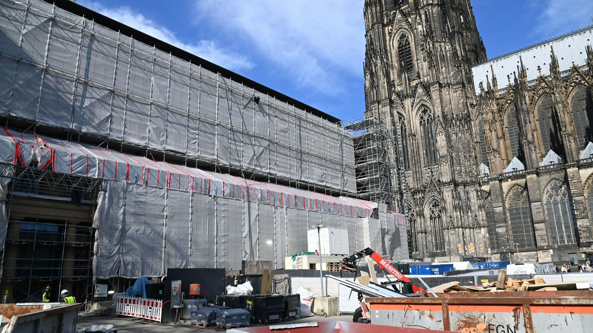 So sieht es derzeit noch auf dem Roncalliplatz aus: Die Fassade des Dom-Hotels ist noch eingerüstet und mit Planen verhängt.