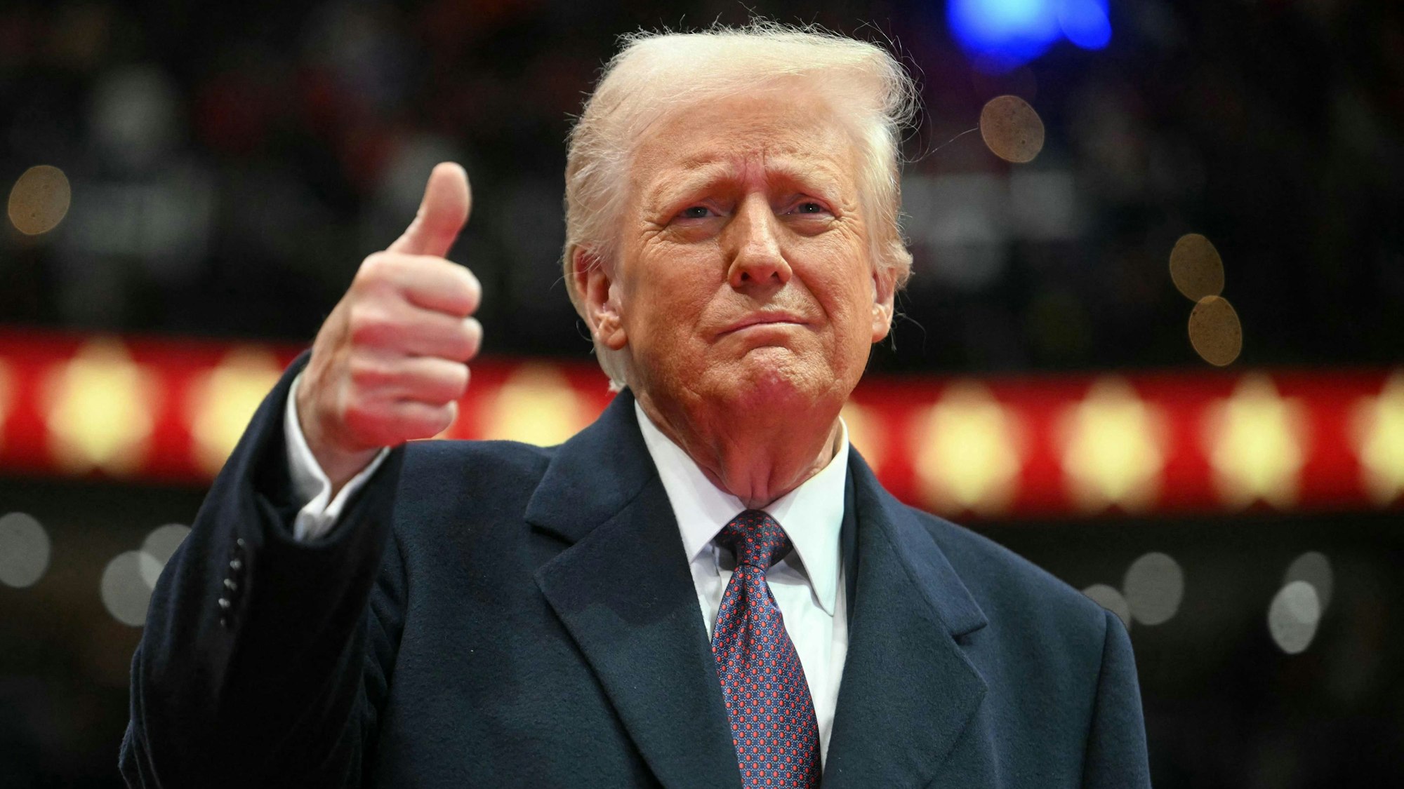 US-Präsident Donald Trump gibt einen Daumen hoch