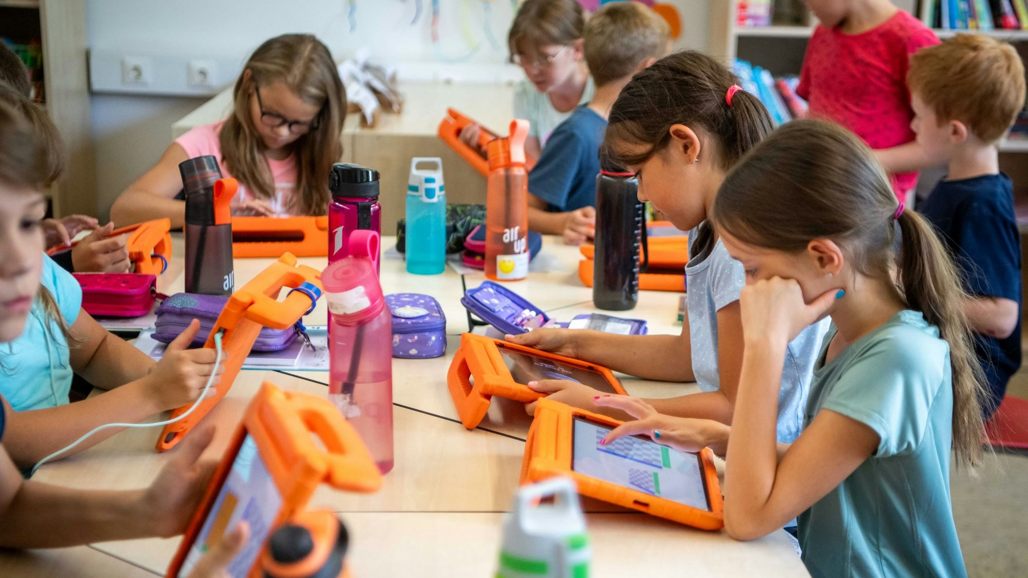 In der Grundschule Dahlem lernen Schüler und Schülerinnen mit ihren Tablets.