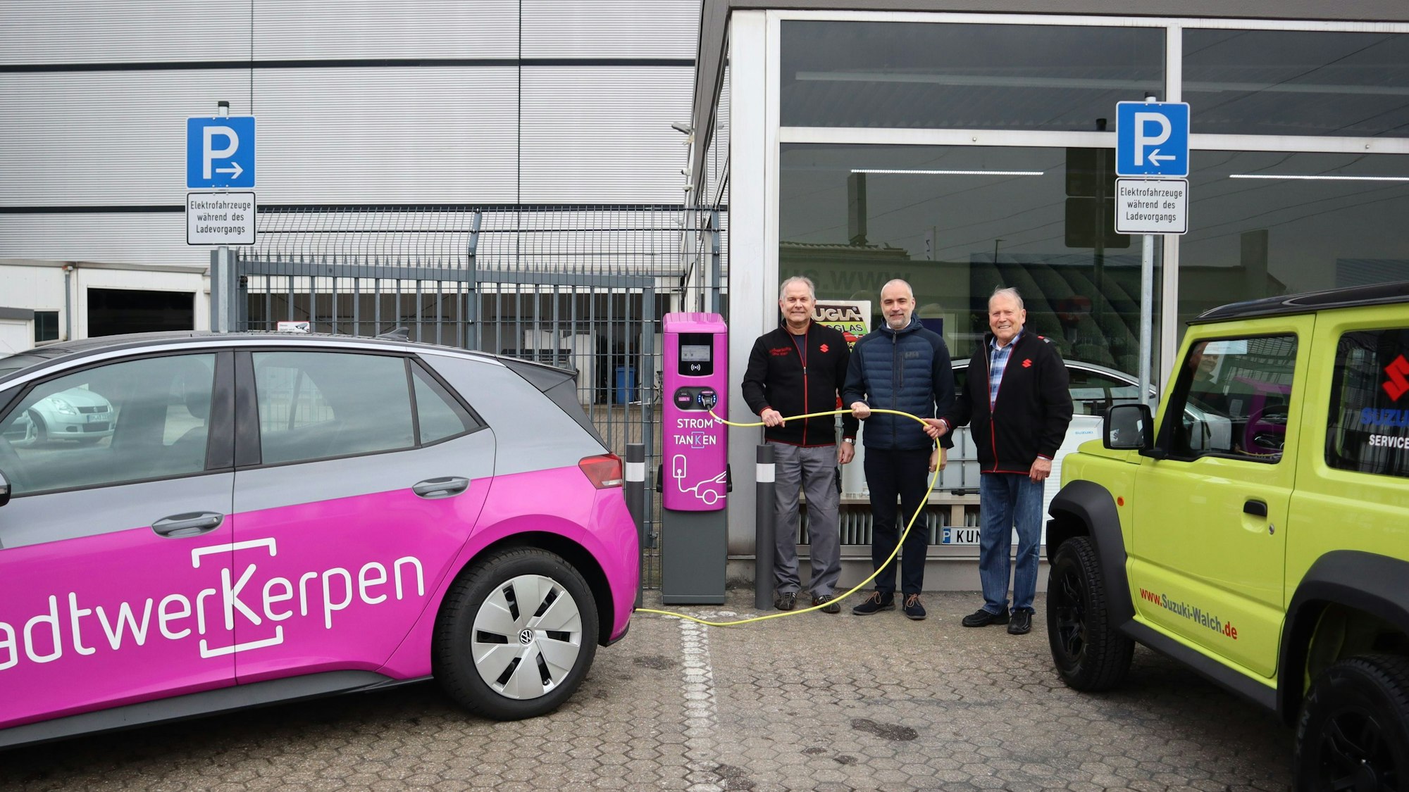 Das Foto zeigt Friedrich Walch, Dr. Stefan Röder und Oliver Walch bei der Eröffnung einer Ladesäule.