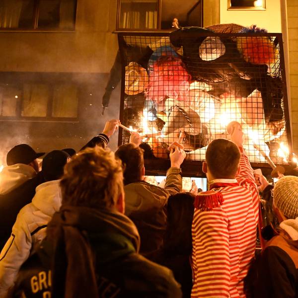 dpatopbilder - 05.03.2025, Nordrhein-Westfalen, Köln: Karnevalisten zündeln ihre «Nubbel» in dem Gefängniskäfig an. Der Nubbel, eine Puppe, wird traditionell in der Nacht zu Aschermittwoch verbrannt. Er büßt damit stellvertretend für die von den Menschen über Karneval begangenen Sünden. Foto: Roberto Pfeil/dpa +++ dpa-Bildfunk +++