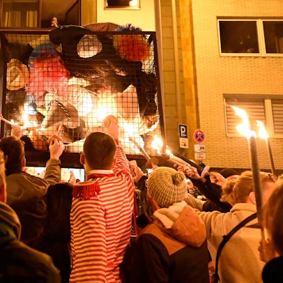 dpatopbilder - 05.03.2025, Nordrhein-Westfalen, Köln: Karnevalisten zündeln ihre «Nubbel» in dem Gefängniskäfig an. Der Nubbel, eine Puppe, wird traditionell in der Nacht zu Aschermittwoch verbrannt. Er büßt damit stellvertretend für die von den Menschen über Karneval begangenen Sünden. Foto: Roberto Pfeil/dpa +++ dpa-Bildfunk +++