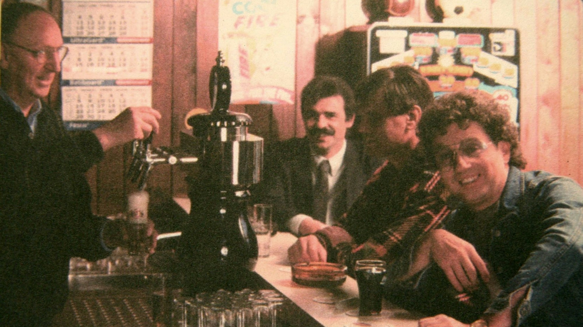 Das Foto zeigt Josef Mohr, Atze Schröder und weitere Gäste vor und hinter der Theke.