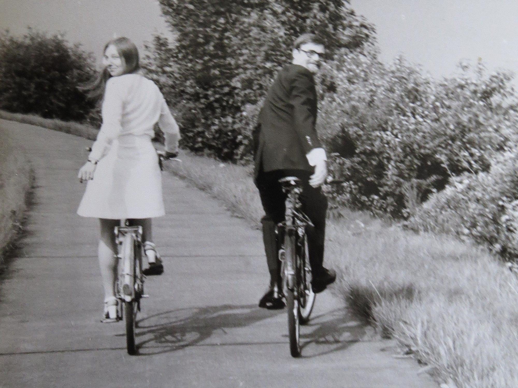 Zwei junge Menschen fahren Fahrrad