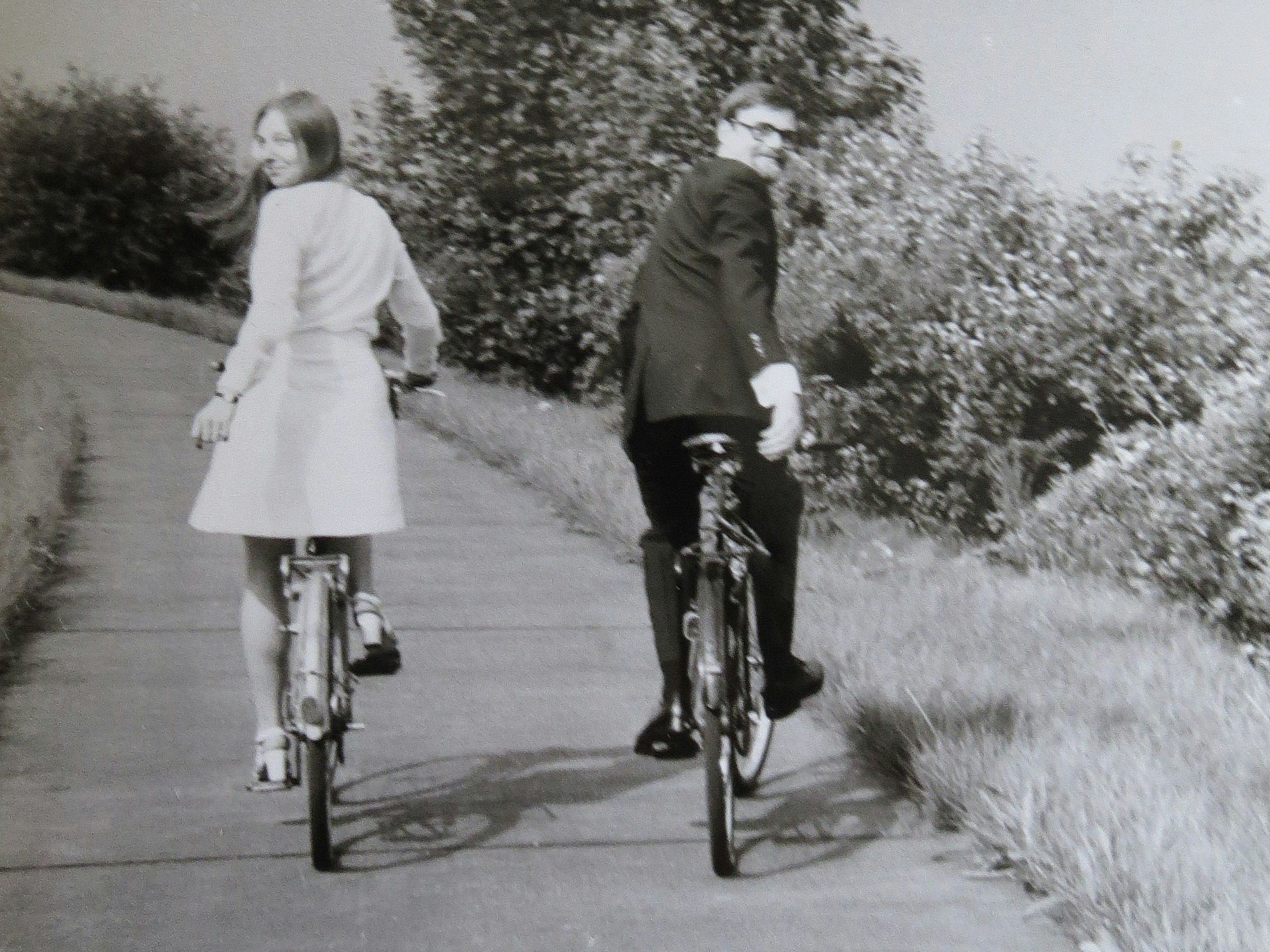 Zwei junge Menschen fahren Fahrrad
