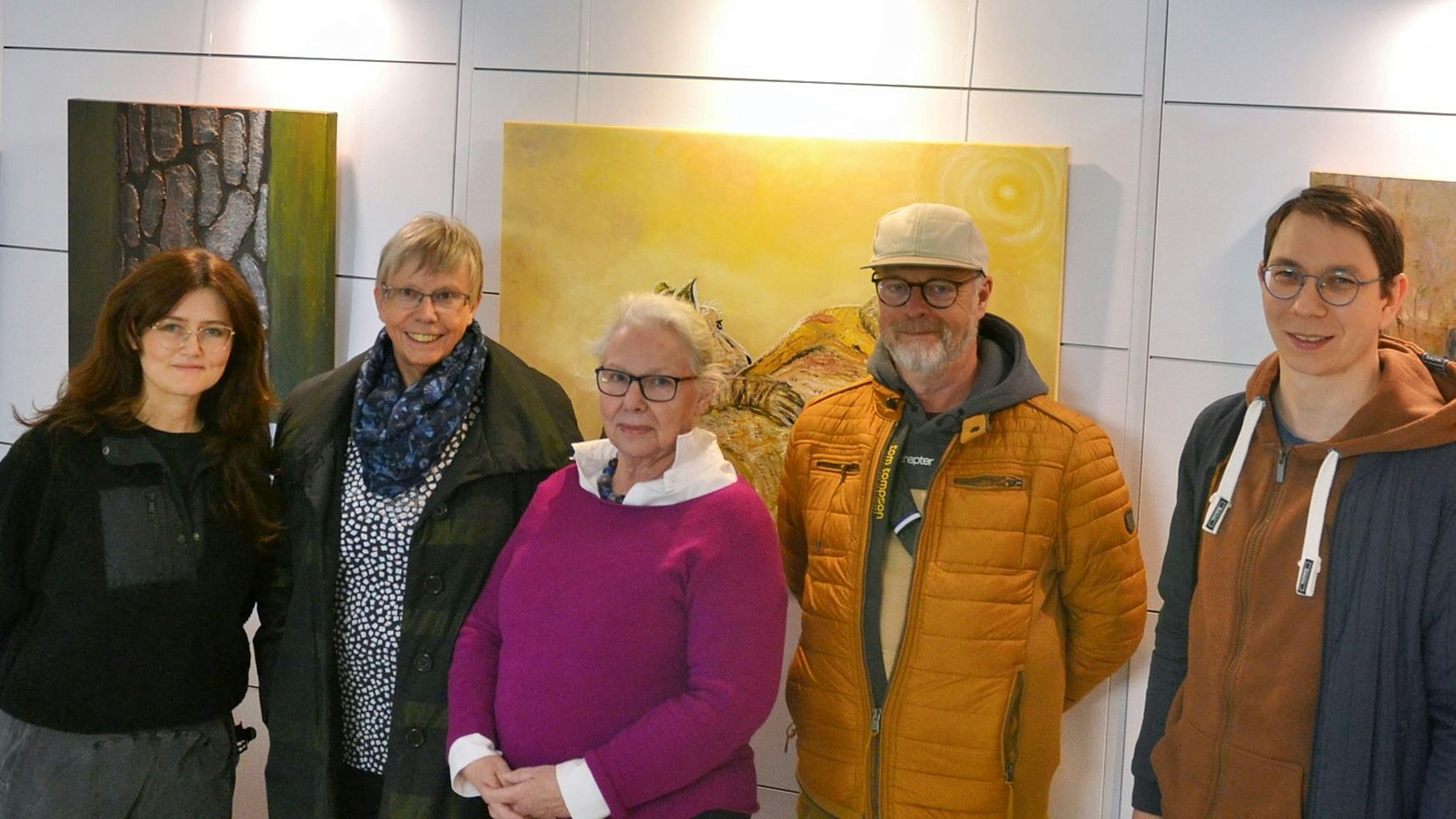 Im Zülpicher Kunst-Forum stehen Künstlerinnen und Künstler vor Bildern: Olga Schiffer (v.l.), Barbara Tegethoff, Marianne Brucker-Meisel, Roland Berg-Heufken und Grigori Skrylev.