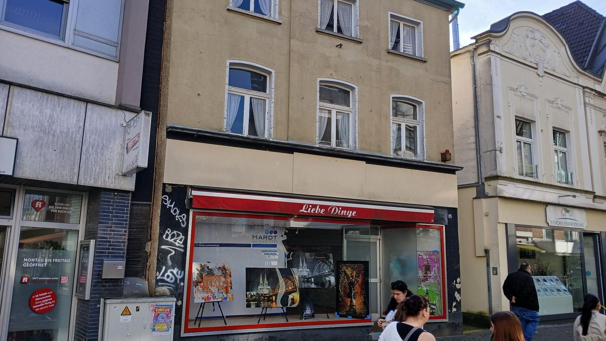 Ein Haus in einer Fußgängerzone.