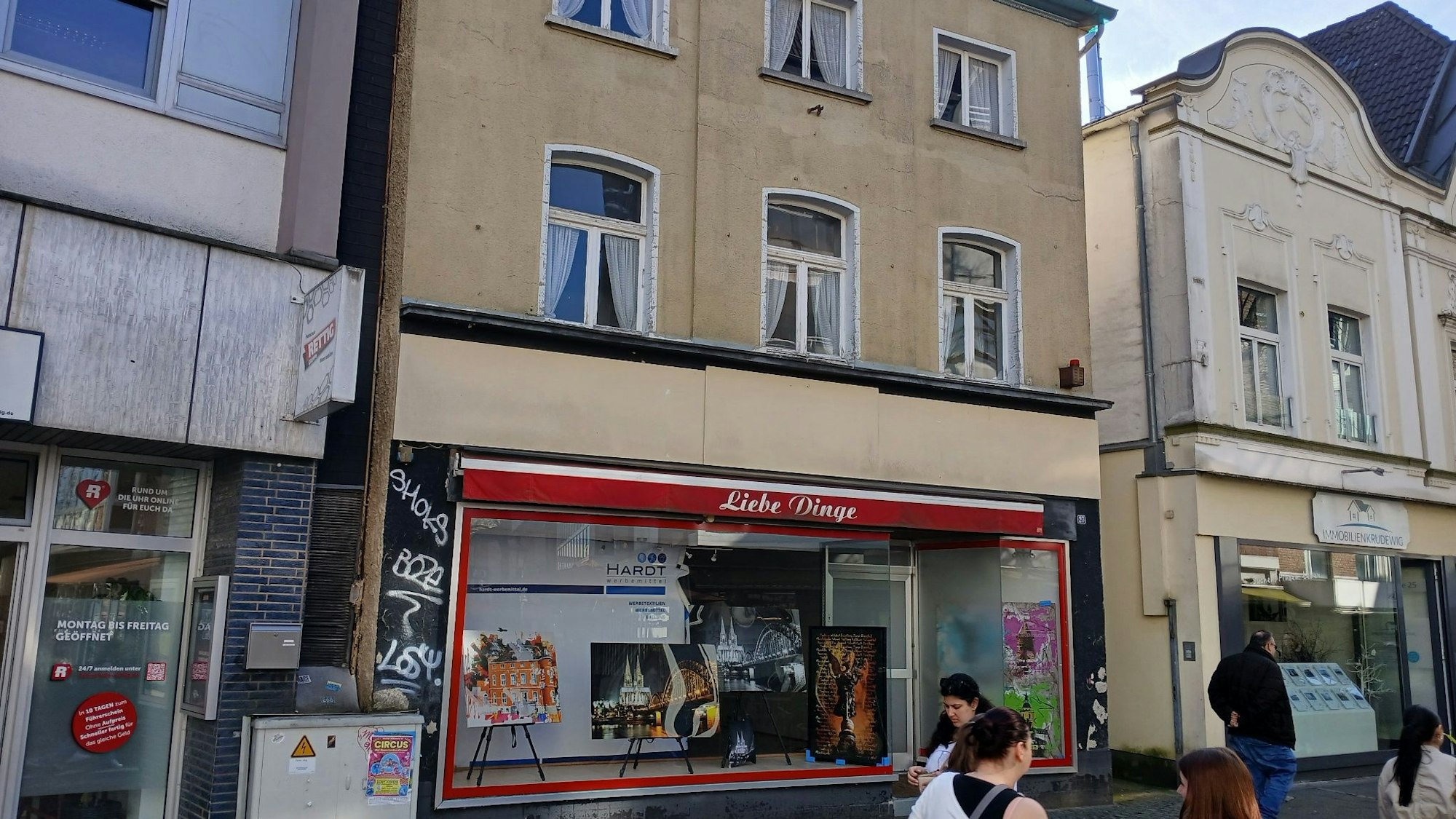 Ein Haus in einer Fußgängerzone.