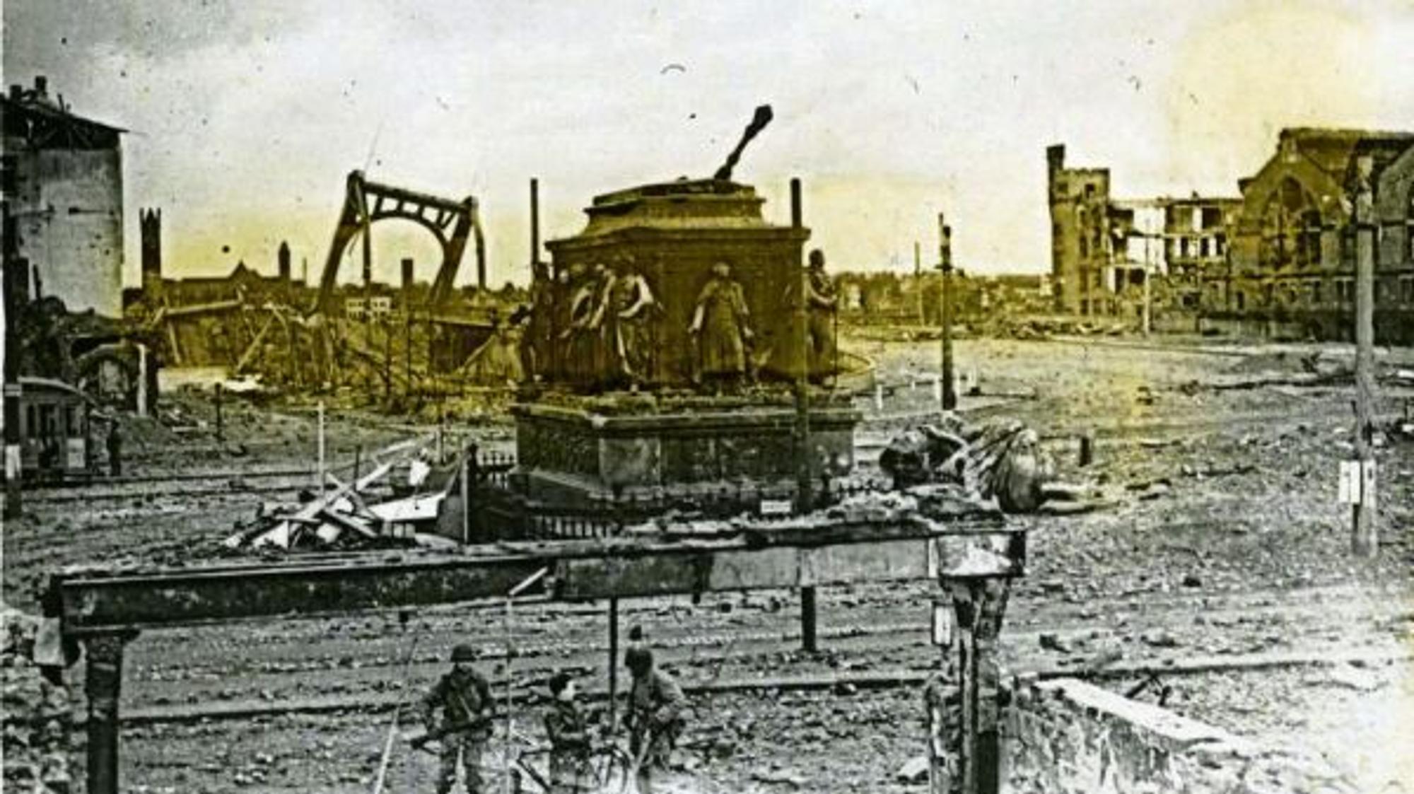 Der zerstörte Heumarkt in Köln zum Ende des Zweiten Weltkriegs.