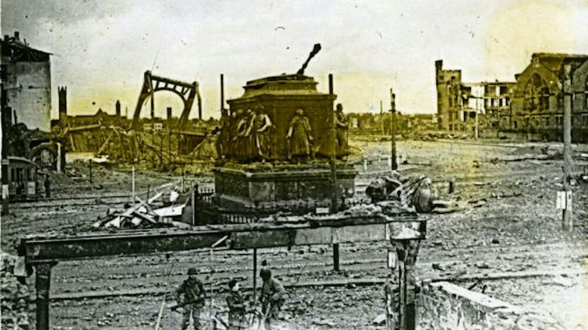 Der zerstörte Heumarkt in Köln zum Ende des Zweiten Weltkriegs.