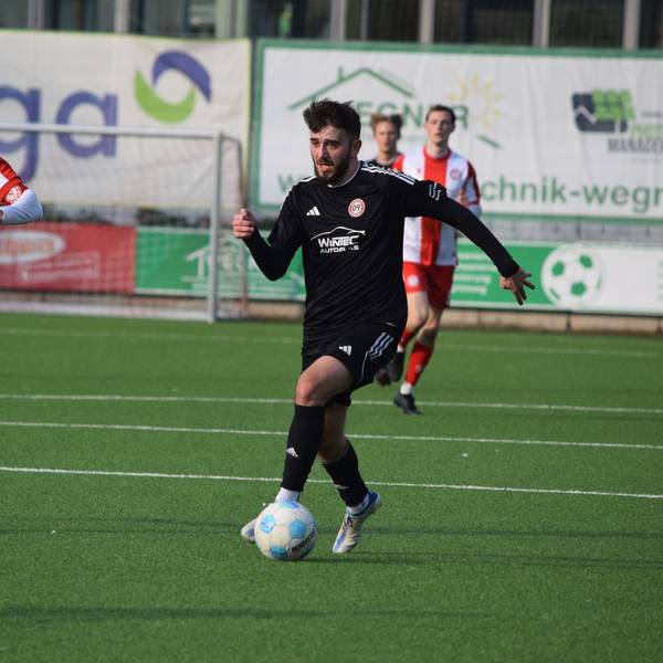 Ardit Mimini läuft mit dem Ball am Fuß über das Feld.