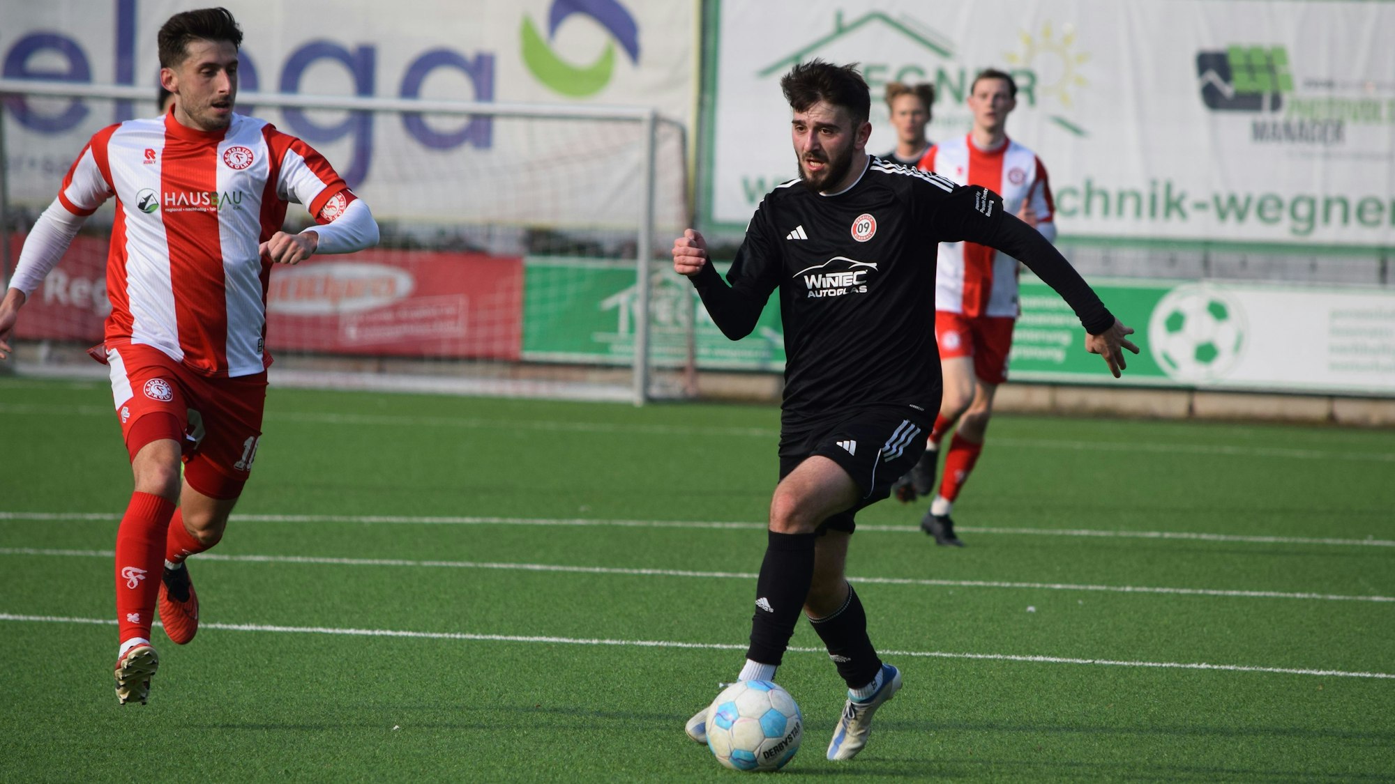 Ardit Mimini läuft mit dem Ball am Fuß über das Feld.