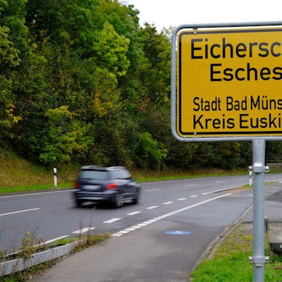 Ein Bild vom Ortsschild in Eicherscheid, auf dem auch der Dorfname in Mundart steht.