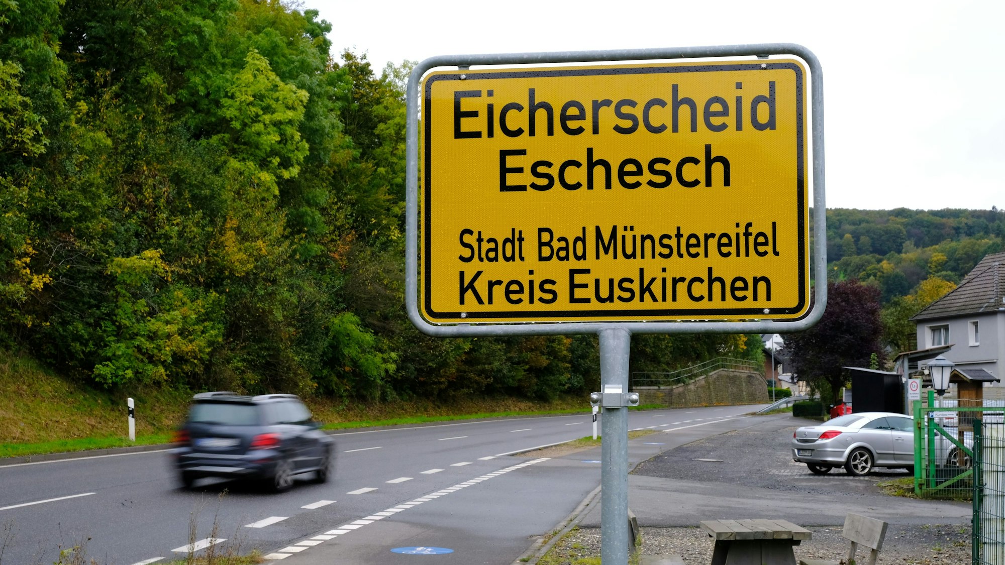 Ein Bild vom Ortsschild in Eicherscheid, auf dem auch der Dorfname in Mundart steht.