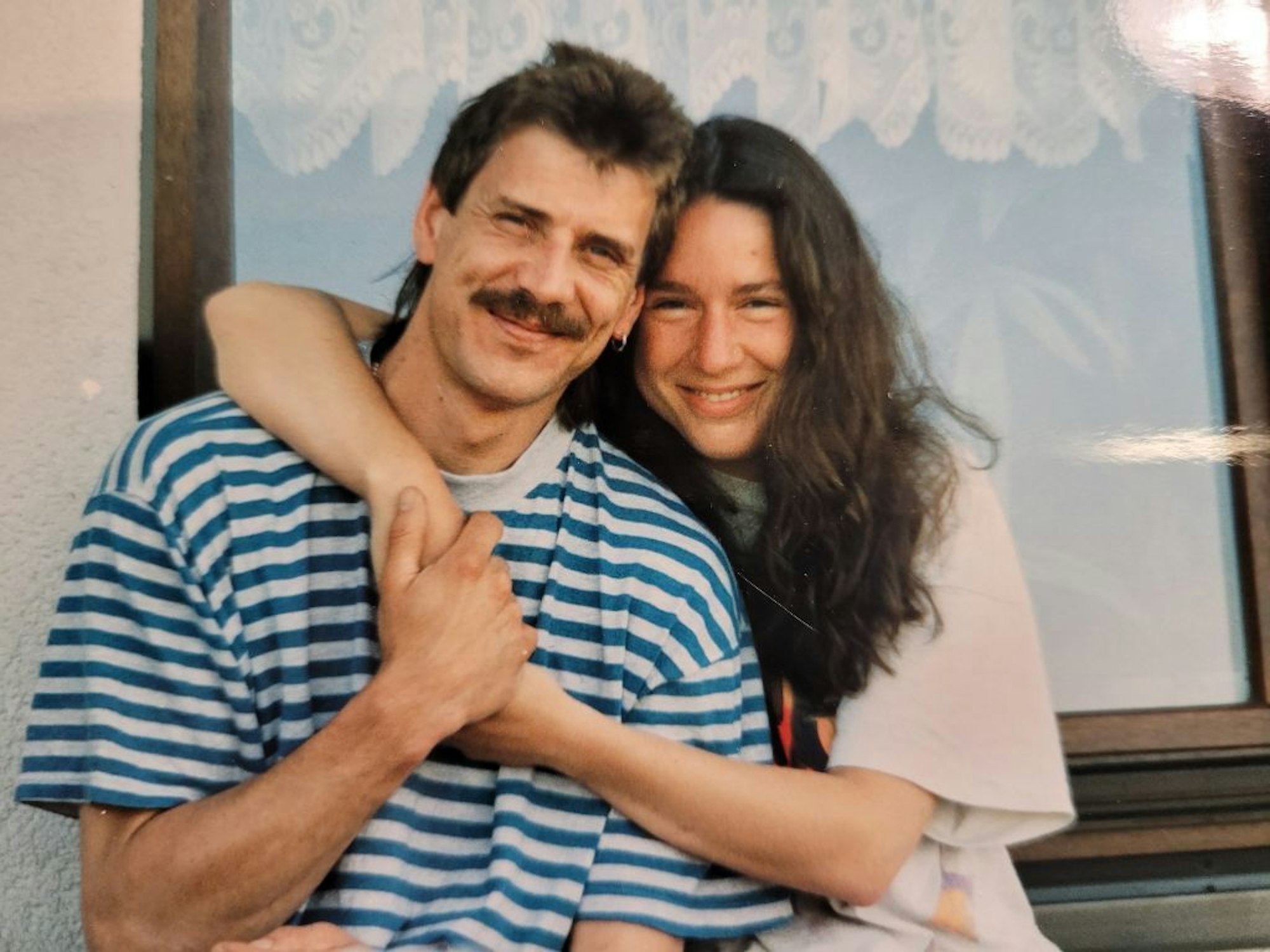 Ein Paar umarmt sich.