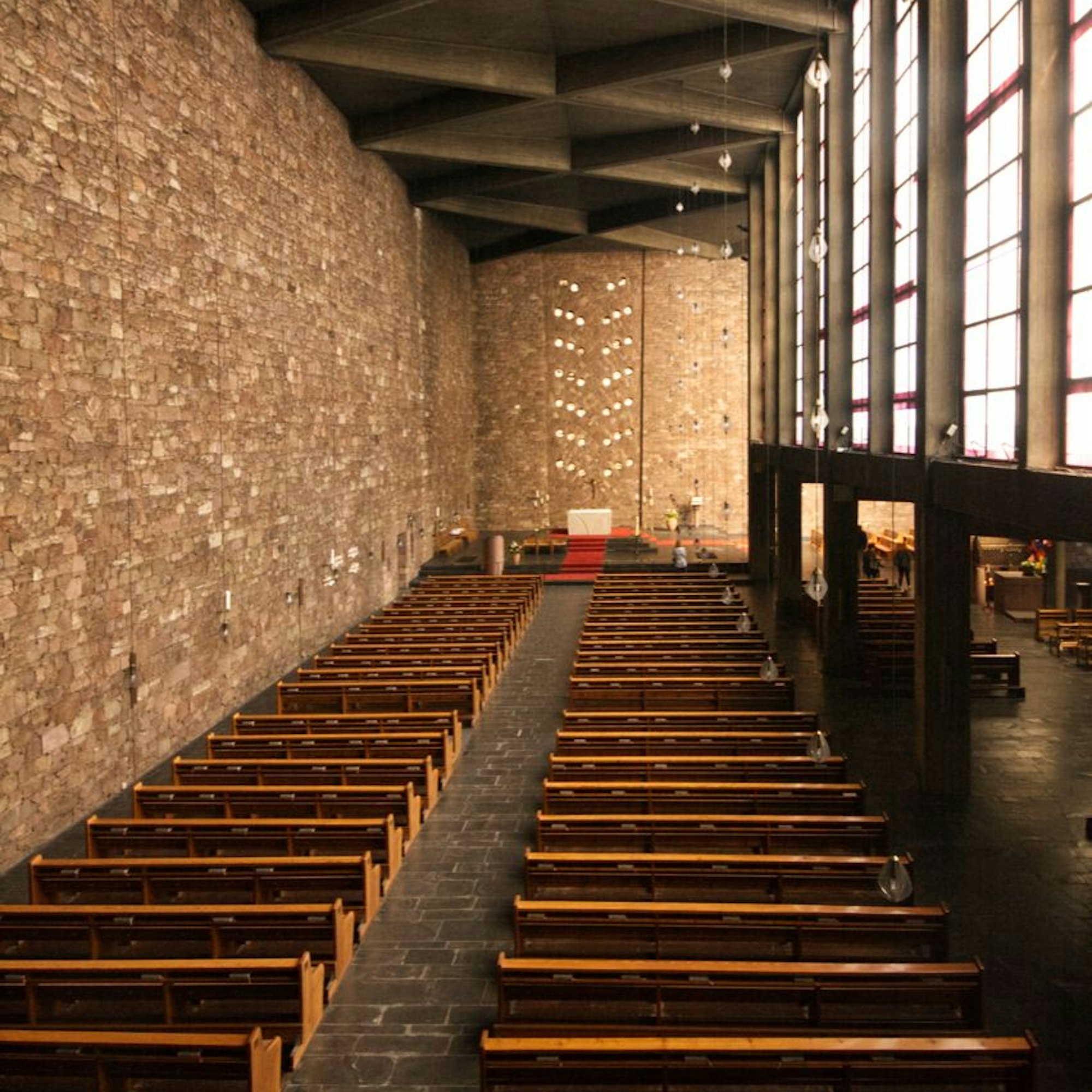 Bänke stehen in der Annakirche hintereinander.