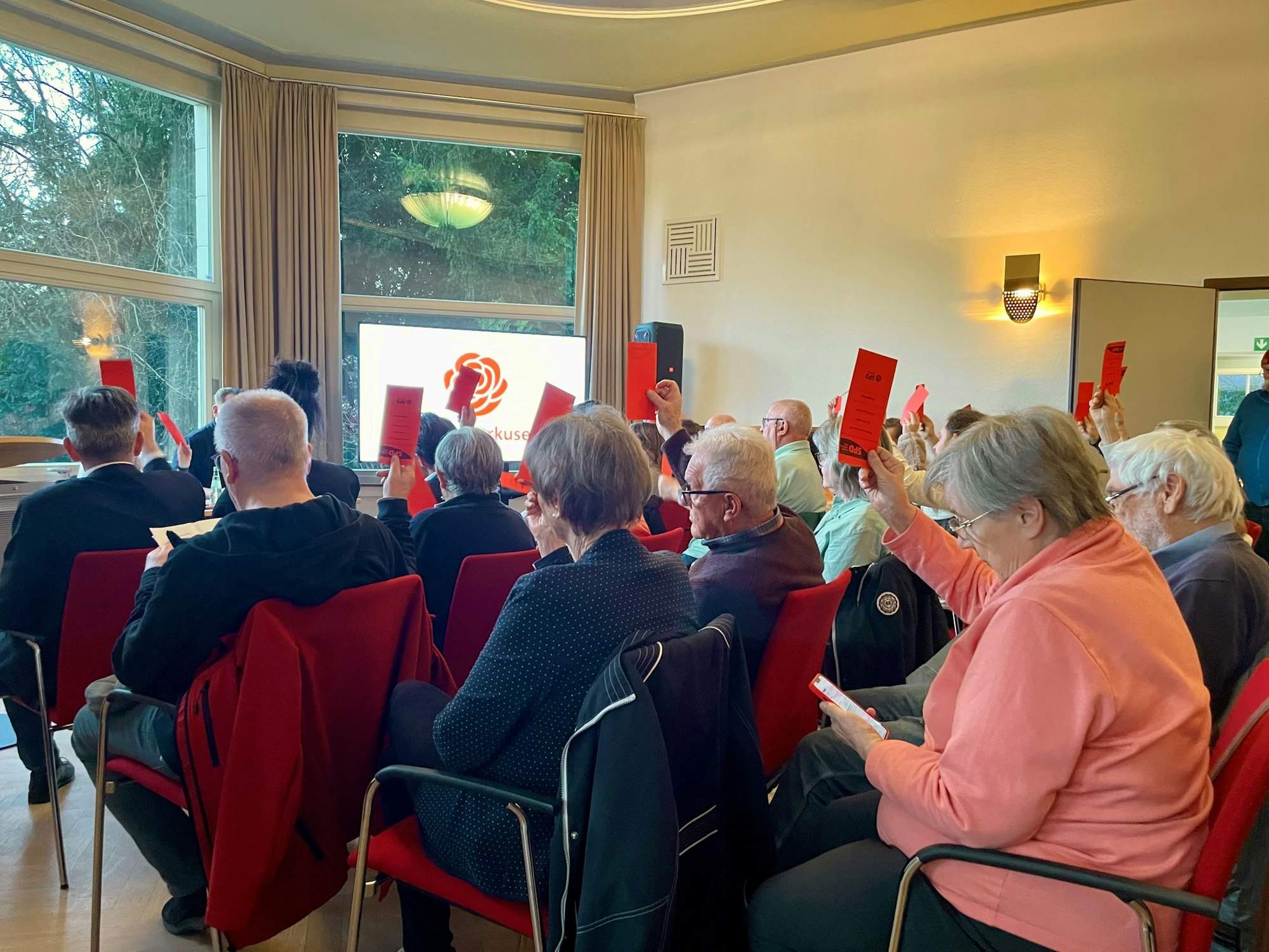 64 stimmberechtigte Mitglieder waren zur Versammlung in die Villa Römer gekommen.