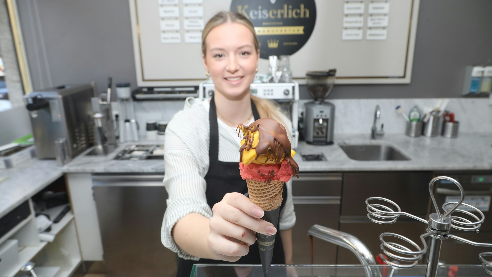 07.03.2025, Köln: Eisdiele Keiserlich´in Sülz. Frühlingsgeschichte in der Stadt. Foto: Arton Krasniqi