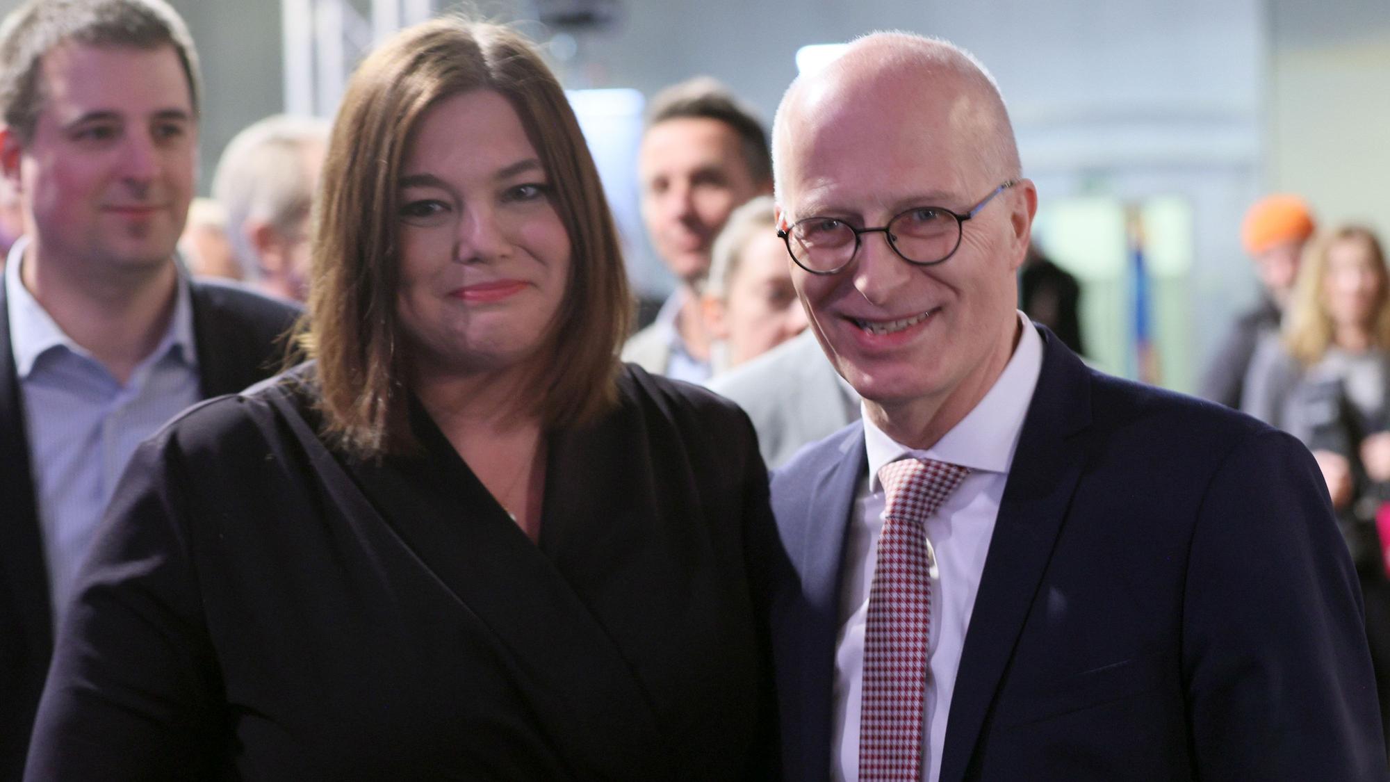 ARCHIV - 02.03.2025, Hamburg: Peter Tschentscher (SPD), Erster Bürgermeister von Hamburg, steht im Congress Center Hamburg neben Katharina Fegebank (Bündnis 90/Die Grünen), Spitzenkandidatin zur Bürgerschaftswahl und Zweite Bürgermeisterin und Senatorin für Wissenschaft, Forschung und Gleichstellung. In Hamburg wurde am Sonntag eine neue Bürgerschaft gewählt. (zu dpa: «SPD und Grüne in Hamburg nehmen Sondierungsgespräche auf») Foto: Markus Scholz/dpa +++ dpa-Bildfunk +++