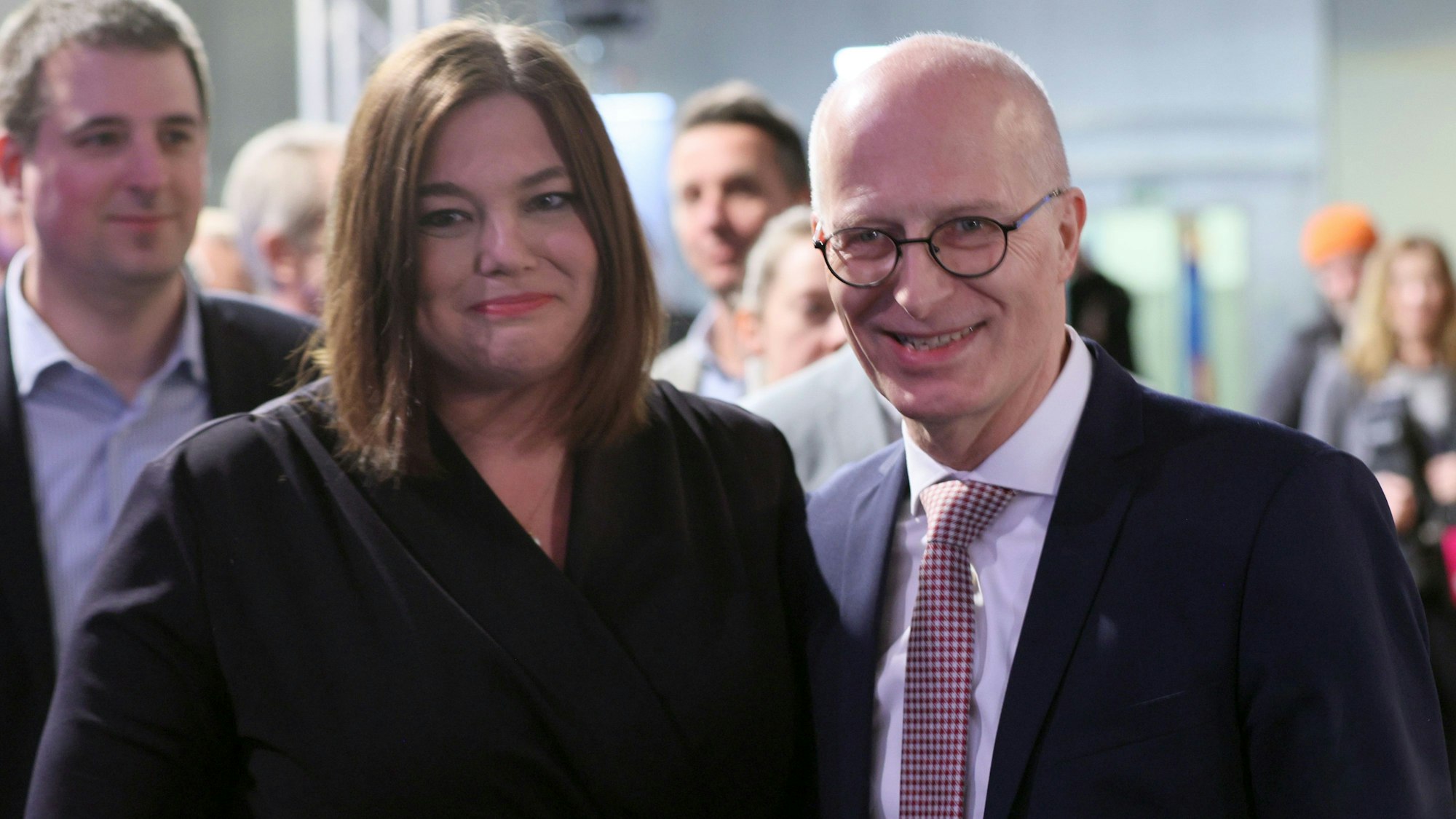 ARCHIV - 02.03.2025, Hamburg: Peter Tschentscher (SPD), Erster Bürgermeister von Hamburg, steht im Congress Center Hamburg neben Katharina Fegebank (Bündnis 90/Die Grünen), Spitzenkandidatin zur Bürgerschaftswahl und Zweite Bürgermeisterin und Senatorin für Wissenschaft, Forschung und Gleichstellung. In Hamburg wurde am Sonntag eine neue Bürgerschaft gewählt. (zu dpa: «SPD und Grüne in Hamburg nehmen Sondierungsgespräche auf») Foto: Markus Scholz/dpa +++ dpa-Bildfunk +++