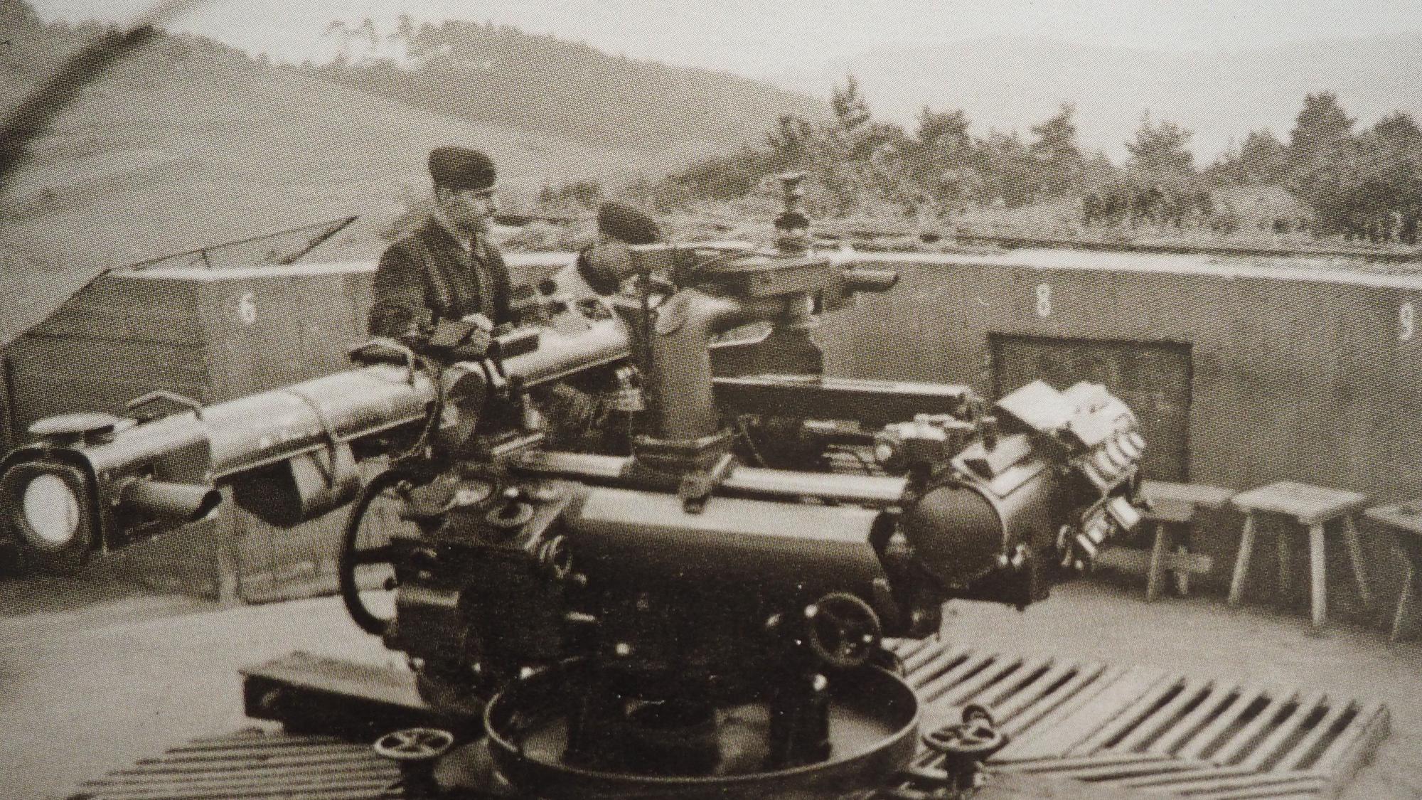 Ein altes Schwarz-Weiß-Bild vom Kommandogerät der schweren Batterie.