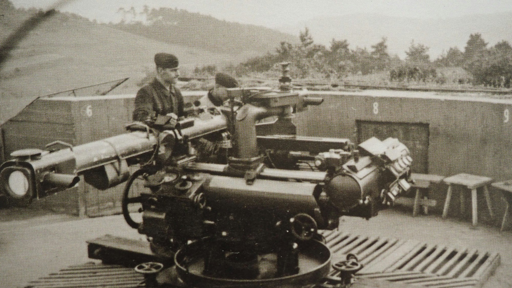 Ein altes Schwarz-Weiß-Bild vom Kommandogerät der schweren Batterie.