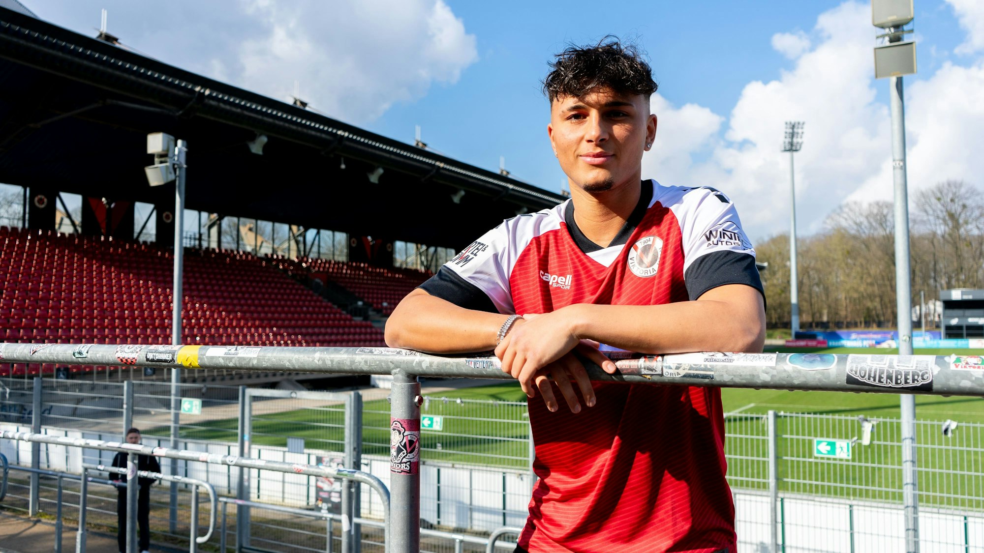 Samuele Carella hat einen Profivertrag bei Viktoria Köln unterschrieben.