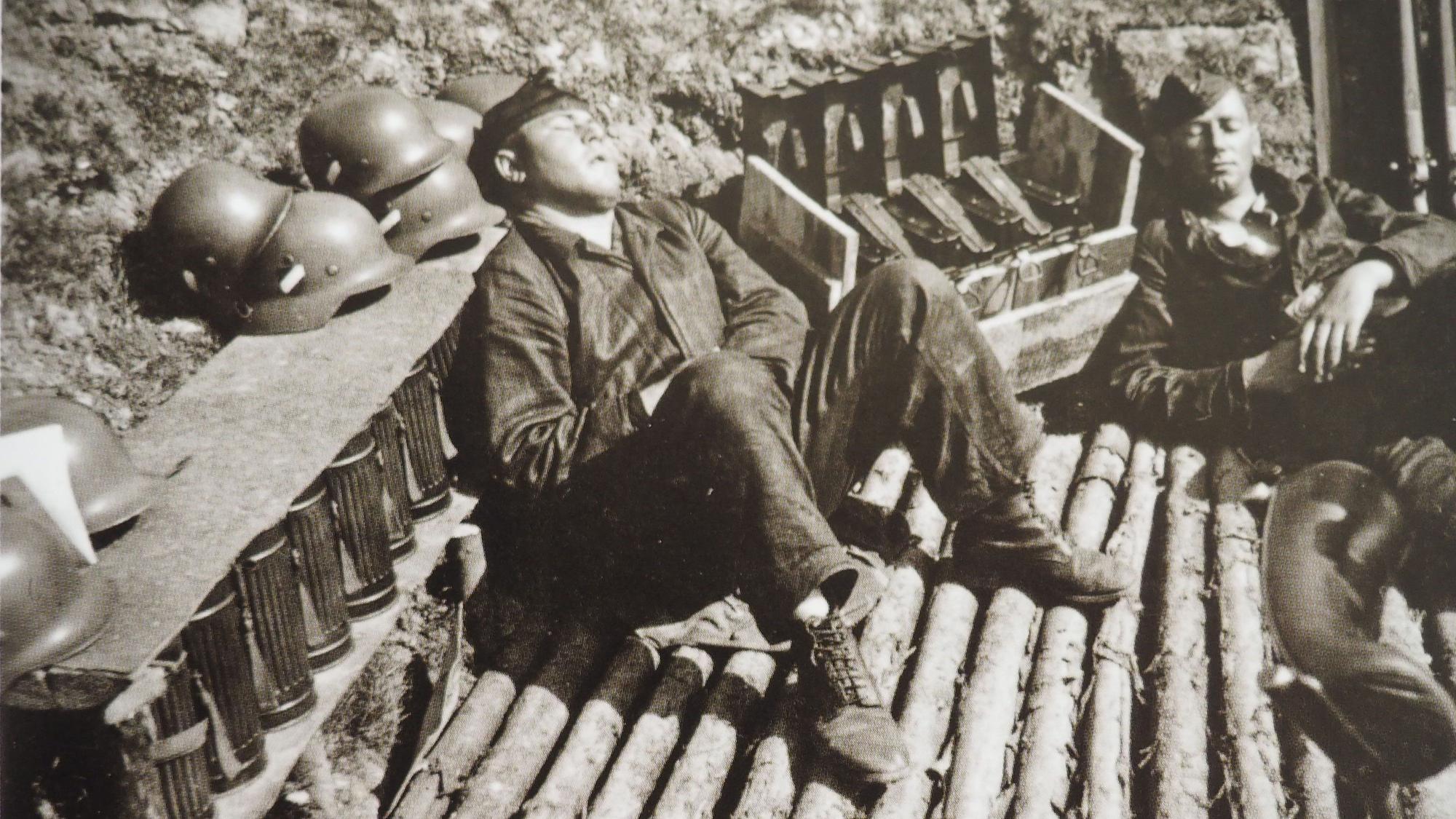 Das Schwarz-Weiß-Foto von 1940 zeigt zwei schlafende Soldaten. Sie ruhen sich nach 36 Stunden Feuerbereitschaft im Felsennest bei Bad Münstereifel aus.