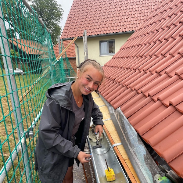 Fabienne Ellermeier arbeitet am Dach.