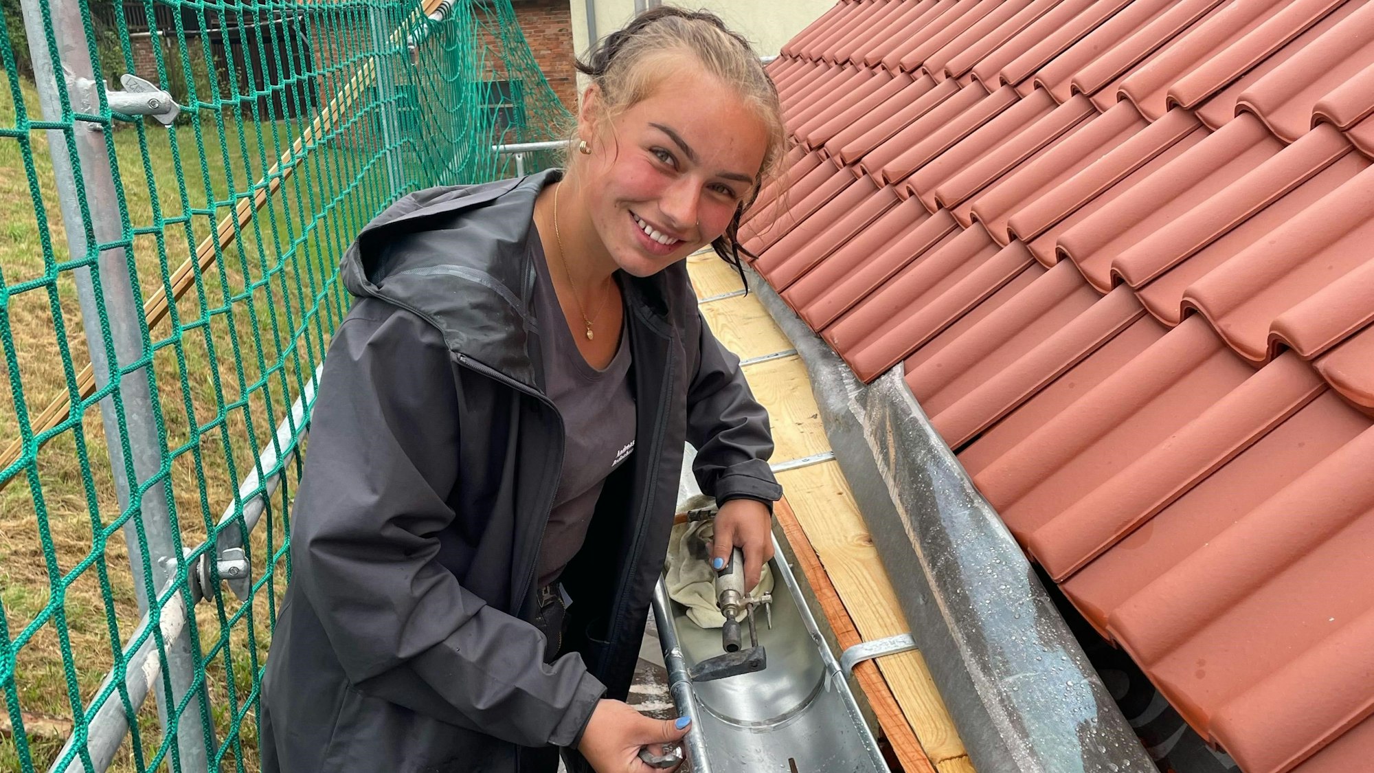 Fabienne Ellermeier arbeitet am Dach.