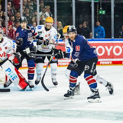 Eishockey Penny-DEL 52. Spieltag Kölner Haie - Pinguins Bremerhaven am 07.03.2025 in der Lanxess Arena in Köln v.l.n.r. , Kristers Gudlevskis  Bremerhaven , Louis-Marc Aubry  Köln , Nicholas B. Jensen  Bremerhaven , Frederik Storm  Köln  Gemäß den Vorgaben der DEL Deutsche Eishockey Liga ist die Publikation und Weiterverwertung der Aufnahmen in elektronischen Medien und Endgeräten aller Art während des laufenden Spiels nicht zulässig. *** Ice Hockey Penny DEL 52 Matchday Cologne Sharks Penguins Bremerhaven on 07 03 2025 at the Lanxess Arena in Cologne f l n r , Kristers Gudlevskis Bremerhaven , Louis Marc Aubry Cologne , Nicholas B Jensen Bremerhaven , Frederik Storm Cologne According to the regulations of the DEL German Ice Hockey League, the publication and further utilization of the recordings in electronic media and end devices of all kinds during the ongoing game is not permitted xDMx