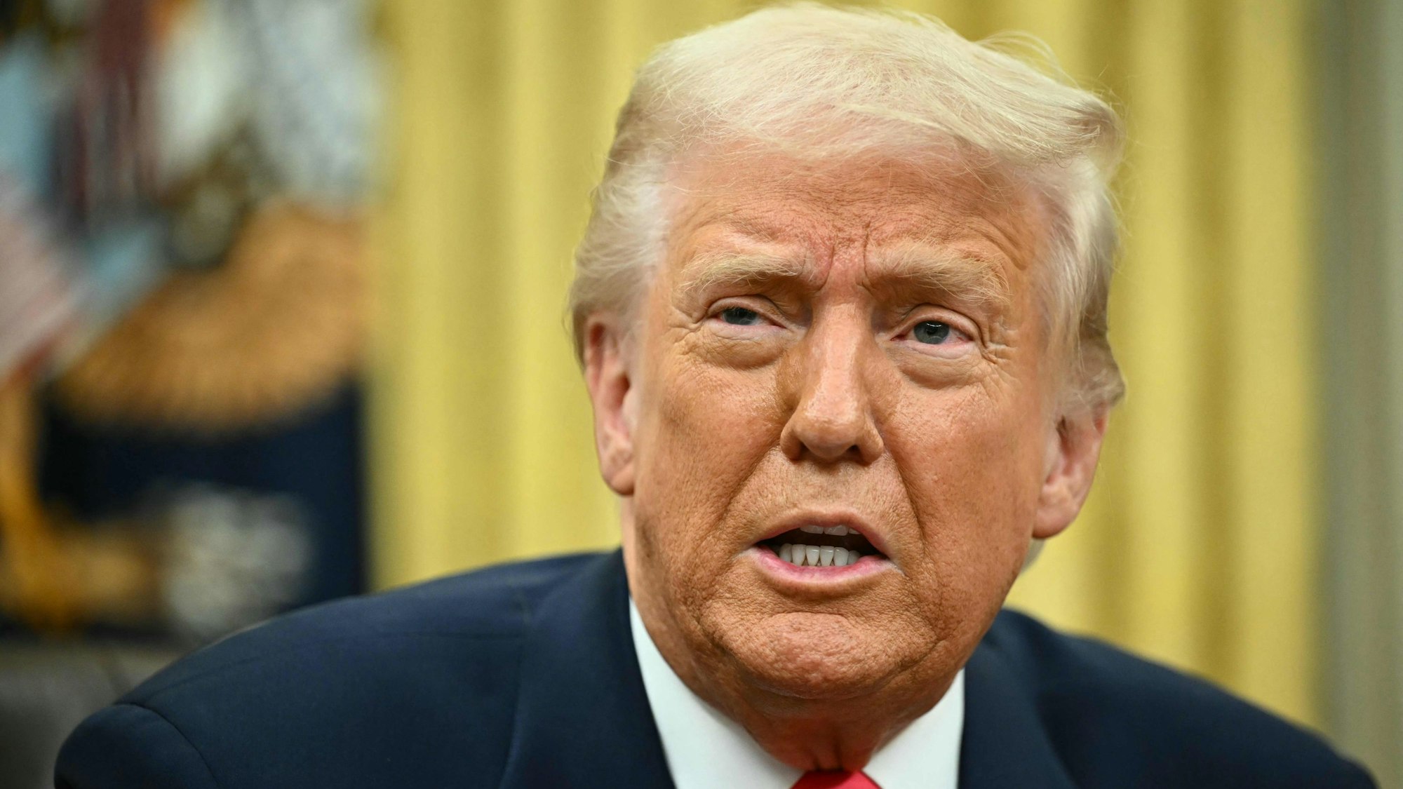 Das Foto zeigt US-Präsident Donald Trump am 06. März 2025 im Oval Office des Weißen Haus.