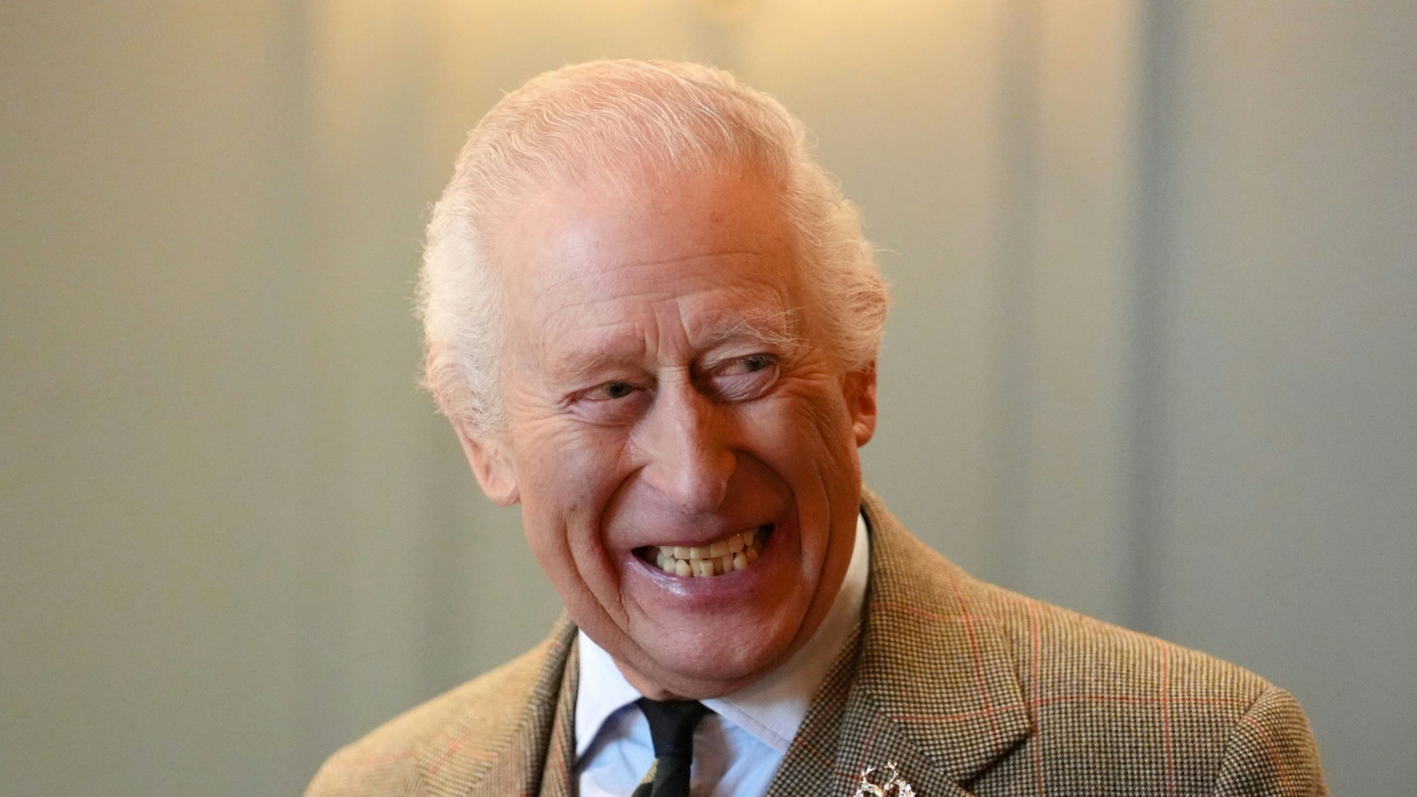 König Charles III. bei einem Besuch des Gordon Highlanders Museum in Aberdeen, um sich die jüngsten Renovierungsarbeiten anzusehen.