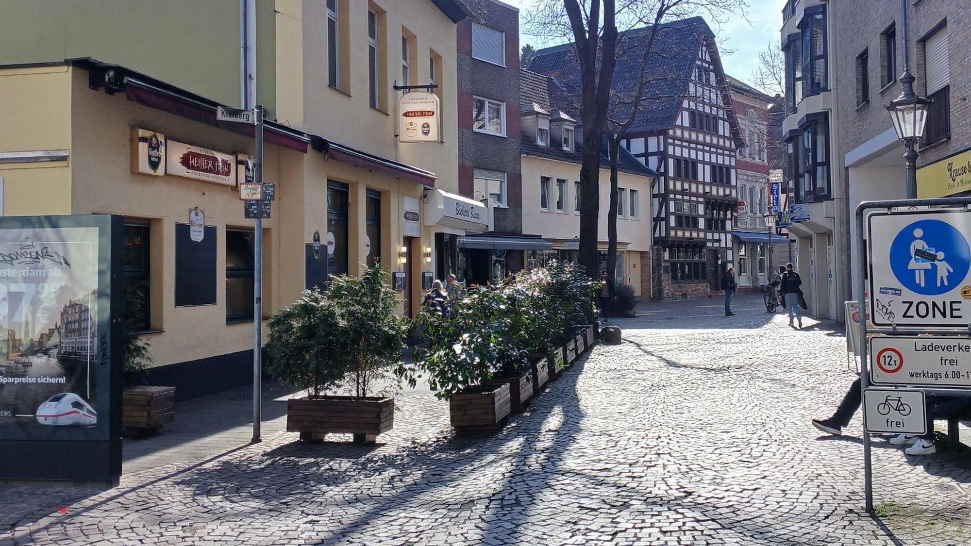 Eine Fußgängerzone, rechts und links Häuser.