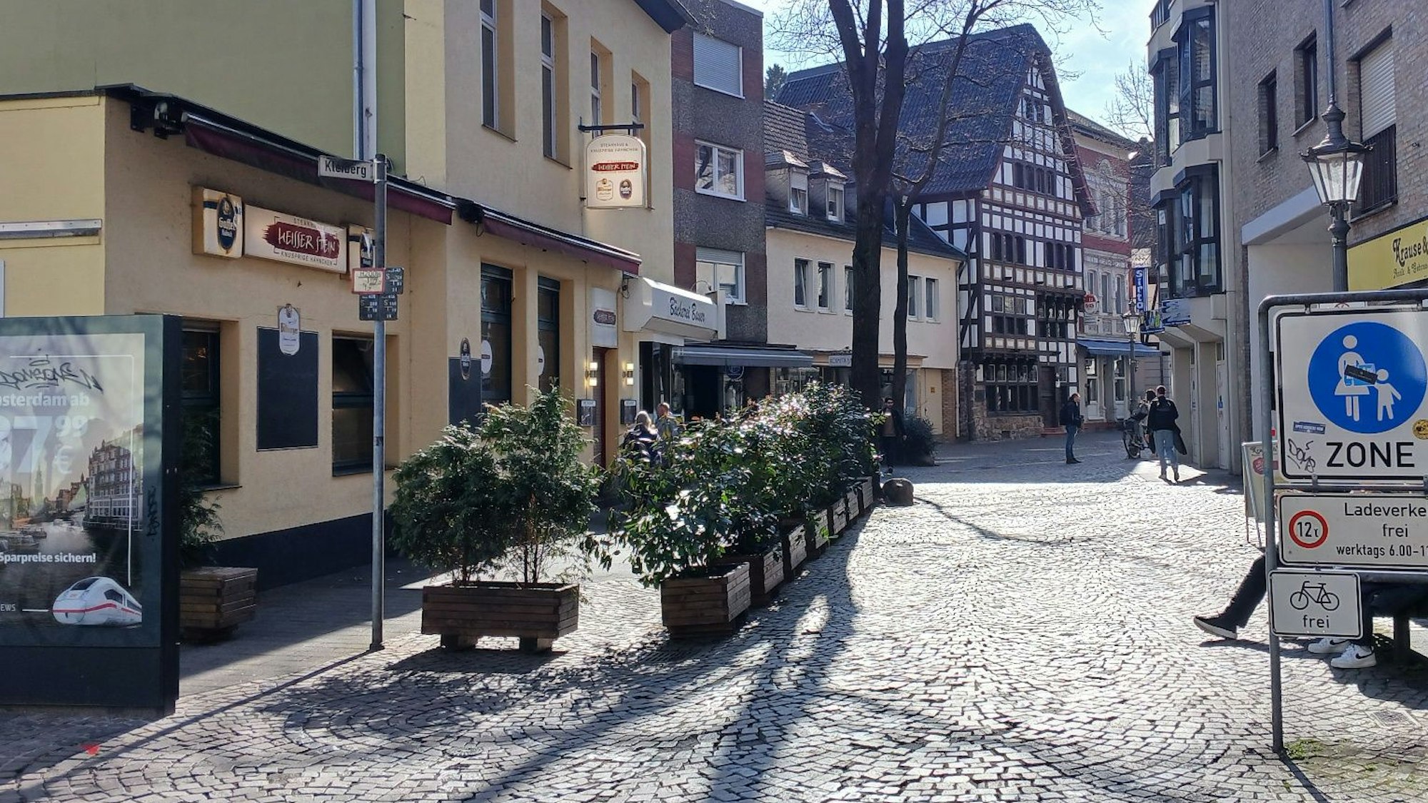 Eine Fußgängerzone, rechts und links Häuser.