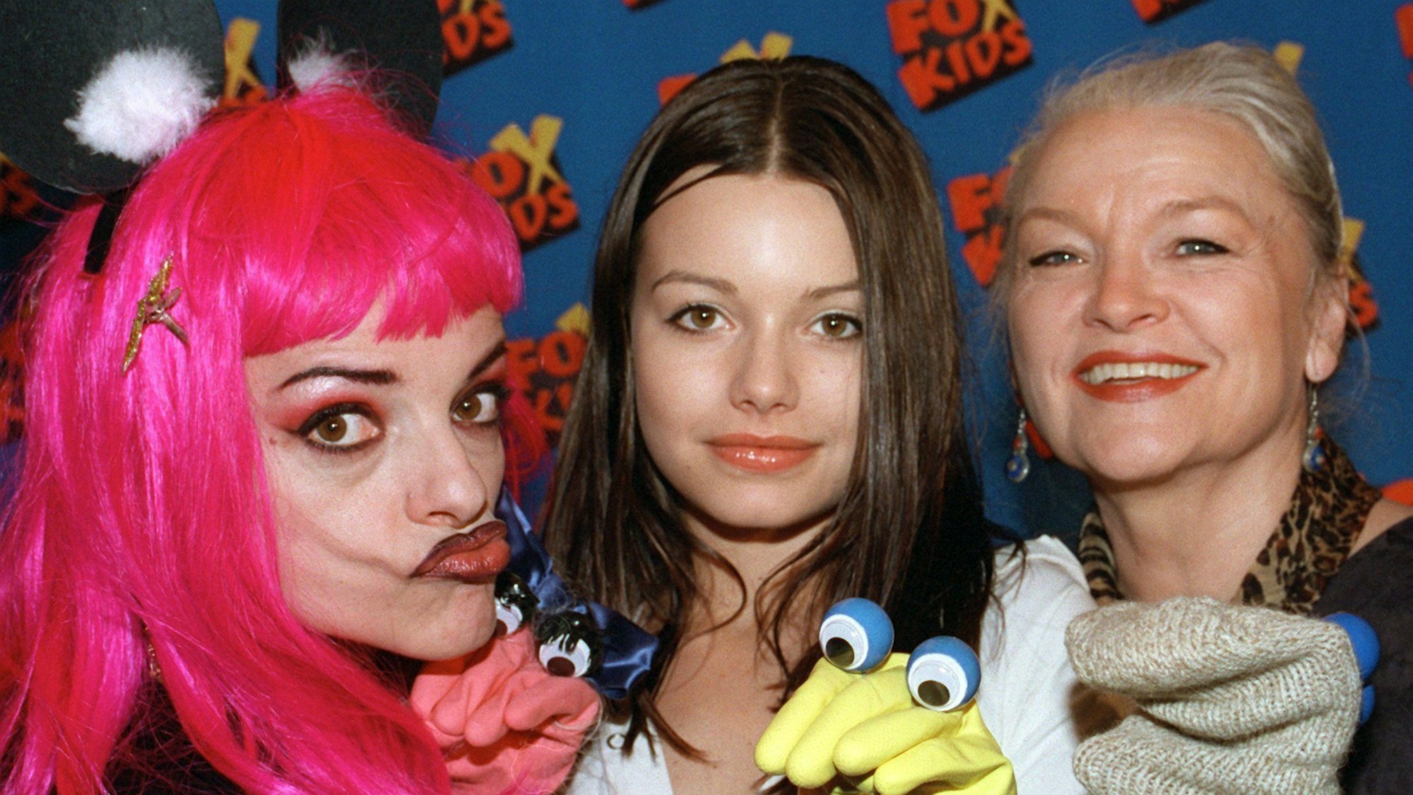 Rockröhre Nina Hagen (l-r), ihre Tochter Cosma Shiva Hagen und ihre Mutter Eva-Maria Hagen stehen für ein Familienfoto zusammen.