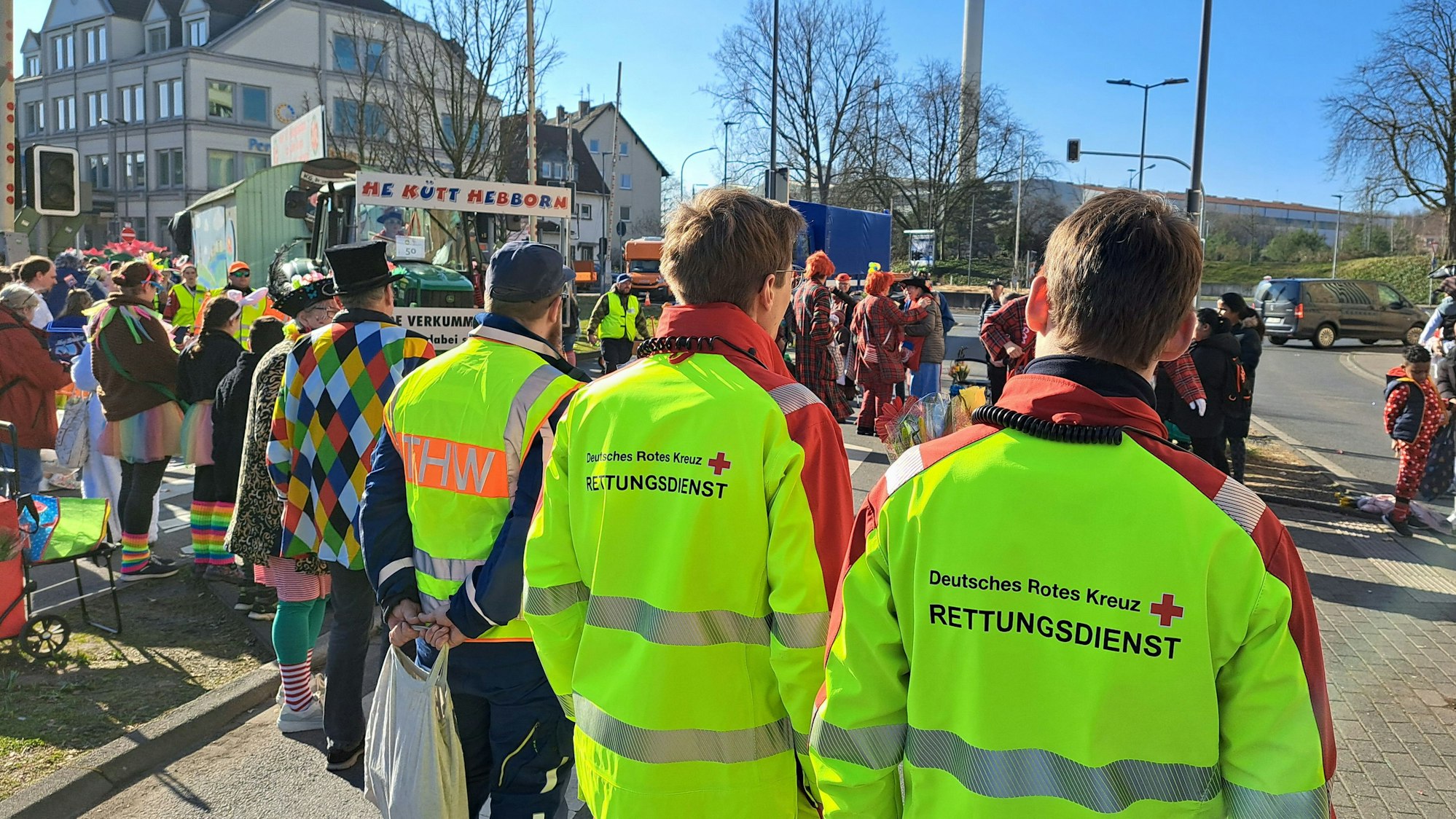 DRK-Helfer stehen am Bergisch Gladbacher Karnevalszug am Driescher Kreisel.