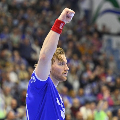 Tom Kiesler reckt die Faust in die Höhe.