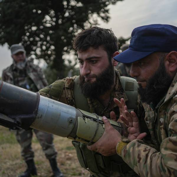 Syrische Armeekräfte bereiten eine Rakete für den Kampf gegen Anhänger des gestürzten syrischen Präsidenten al-Assad vor.