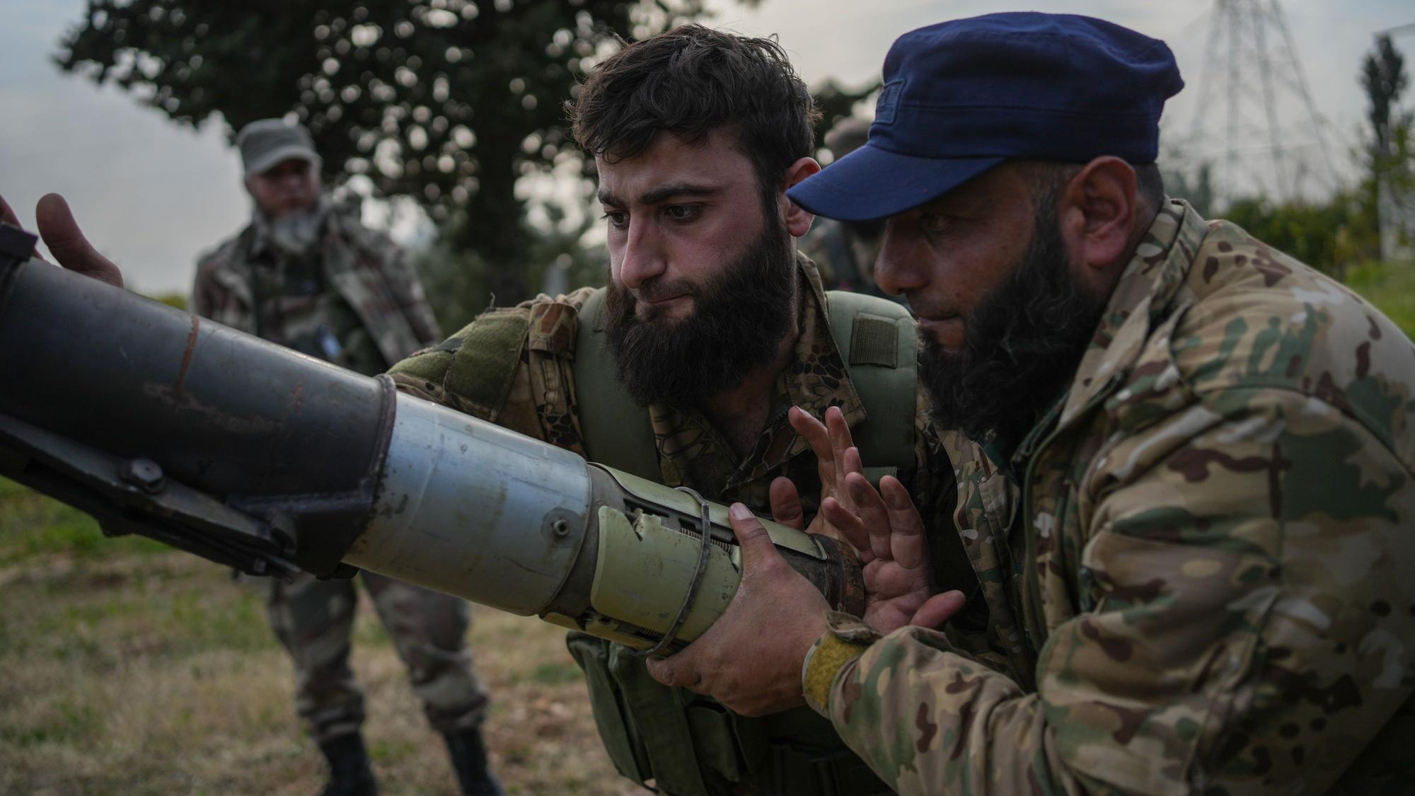 Syrische Armeekräfte bereiten eine Rakete für den Kampf gegen Anhänger des gestürzten syrischen Präsidenten al-Assad vor.