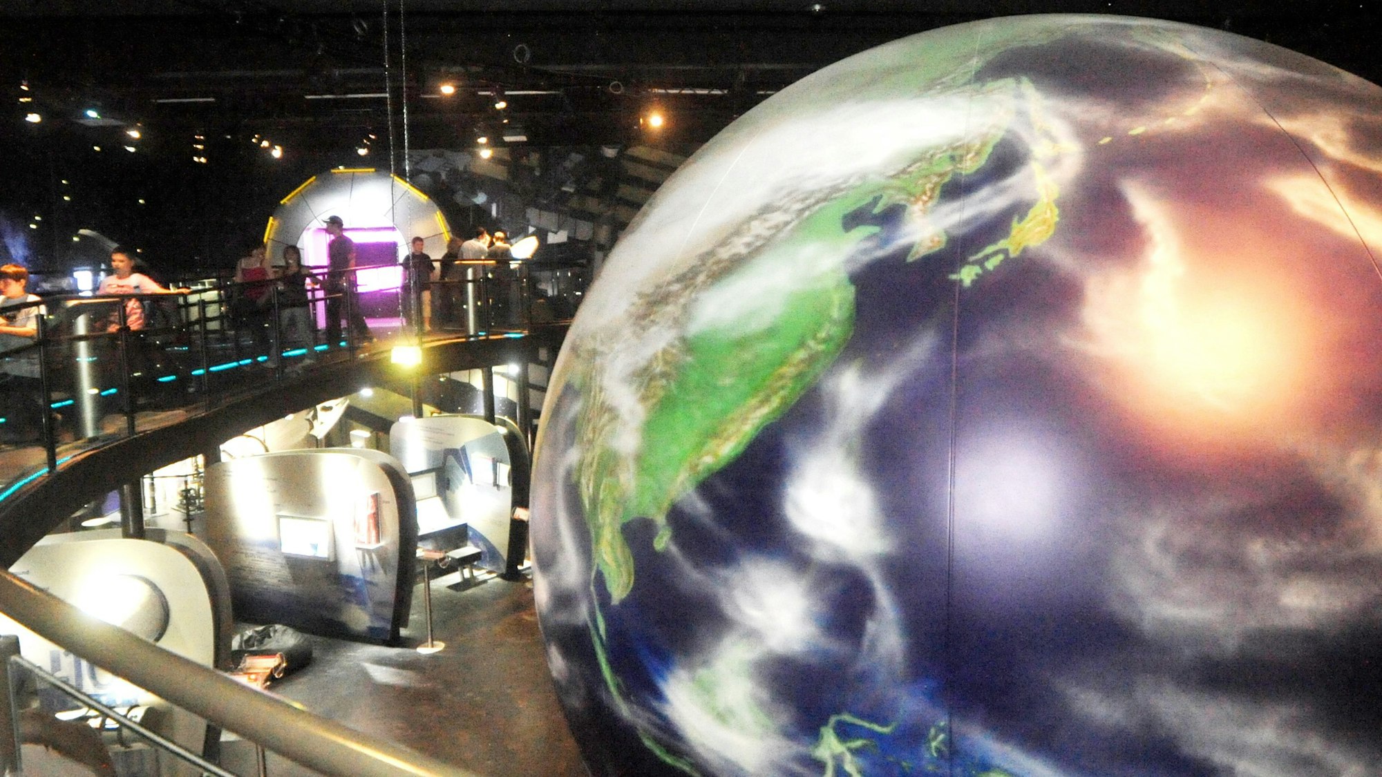 Das Wahrzeichen des „Odysseums“: Die riesige Weltkugel war zuvor bei der Expo in Hannover gezeigt worden.